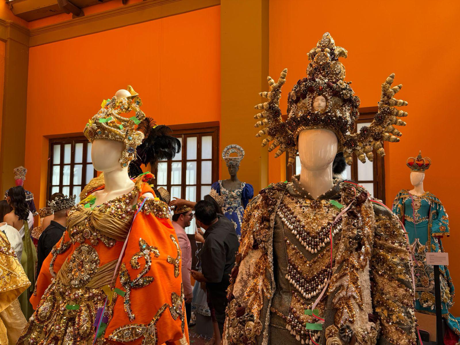 $!‘Recuerdos y Nostalgia’ reúne la memoria del Carnaval de Mazatlán en una exposición de vestidos reales