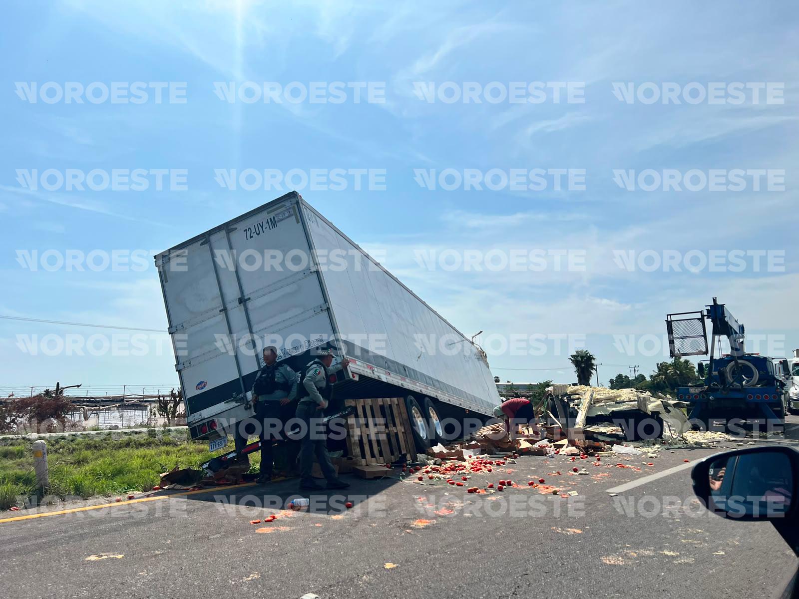$!Chocan dos tráileres por alcance en la Maxipista Culiacán-Mazatlán