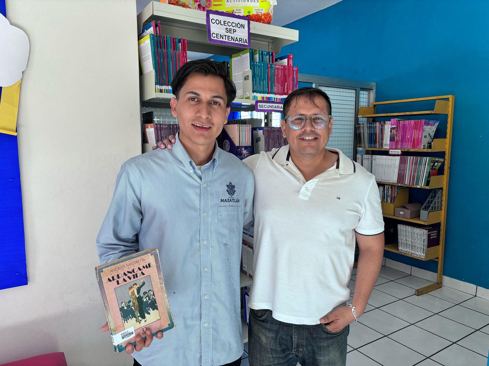 $!Alonso Guerra, coordinador del área de Bibliotecas, y Pedro Aguirre, de la biblioteca.