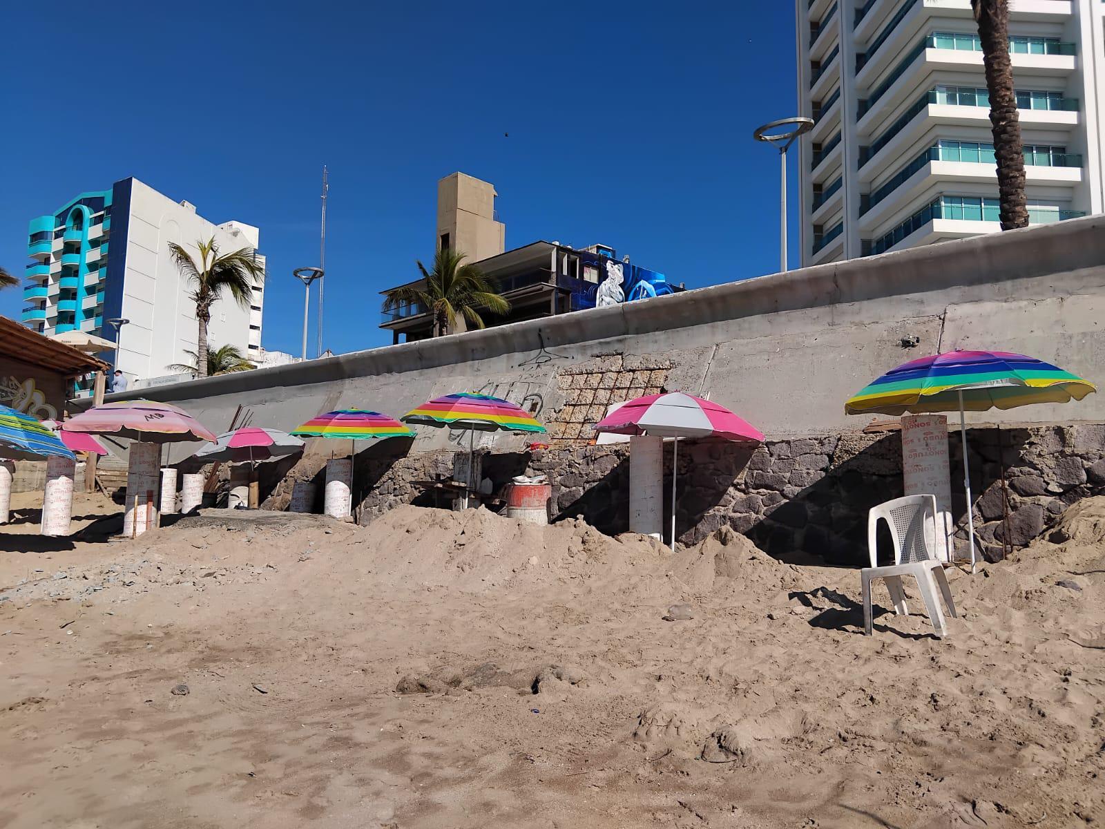 $!Suspenden obra que se realizaba en plena playa de Mazatlán