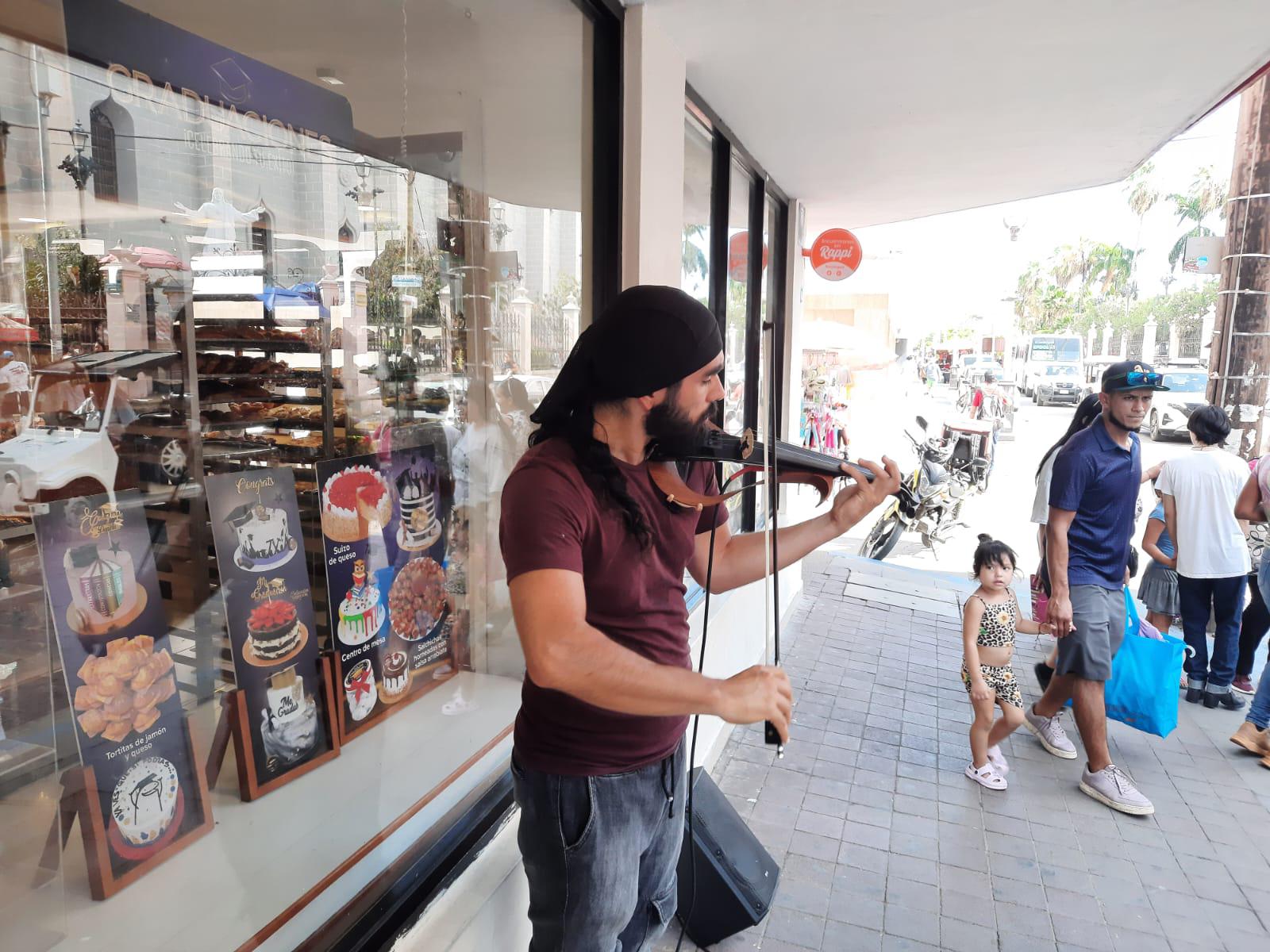 $!Alain Valencia, un maestro de música con corazón mazatleco