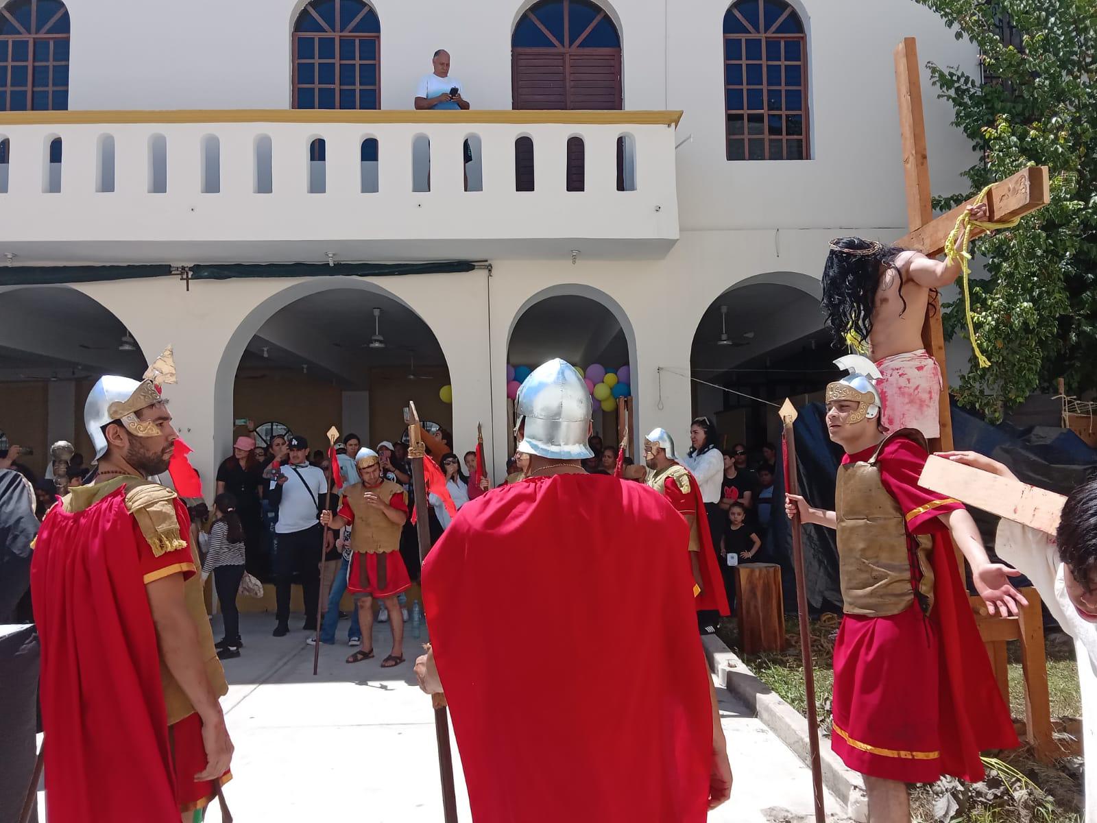 $!Mazatlecos y turistas atestiguan el Viacrucis Viviente en calles del Centro de puerto