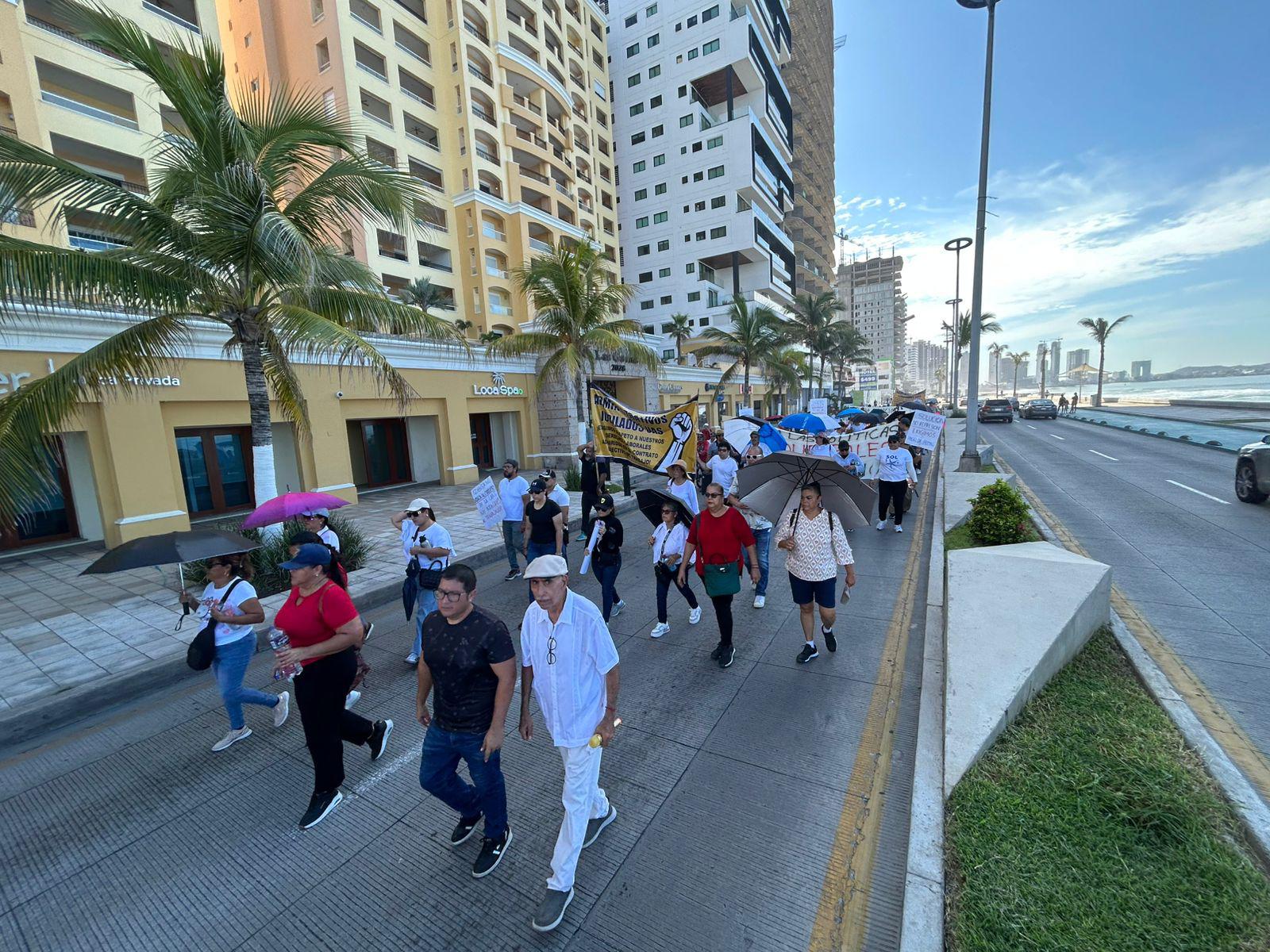$!Trabajadores y jubilados de la UAS marchan en Mazatlán contra reformas laborales