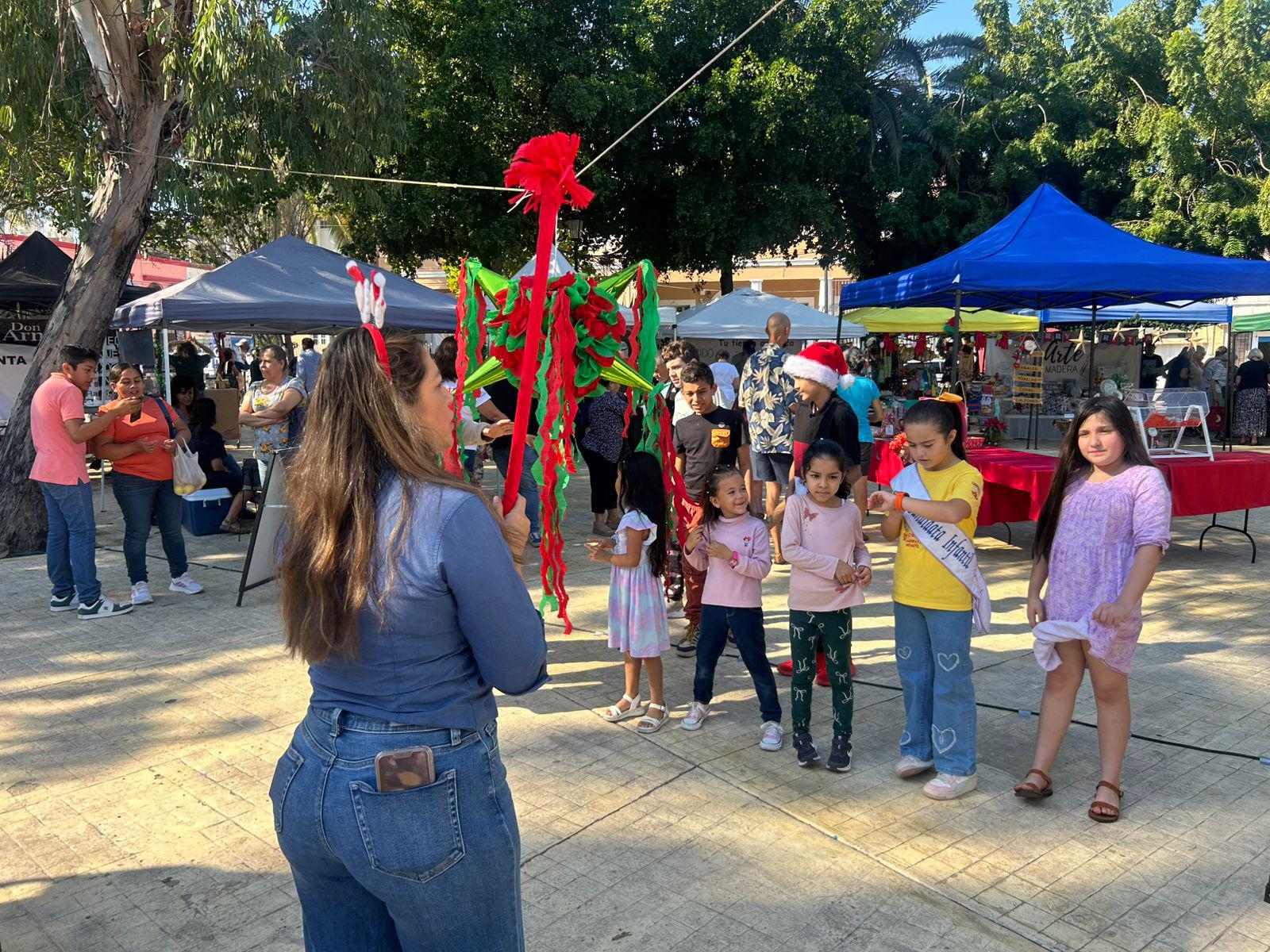 $!Disfrutan chicos y grandes de posada navideña en el Mercado Orgánico de Mazatlán