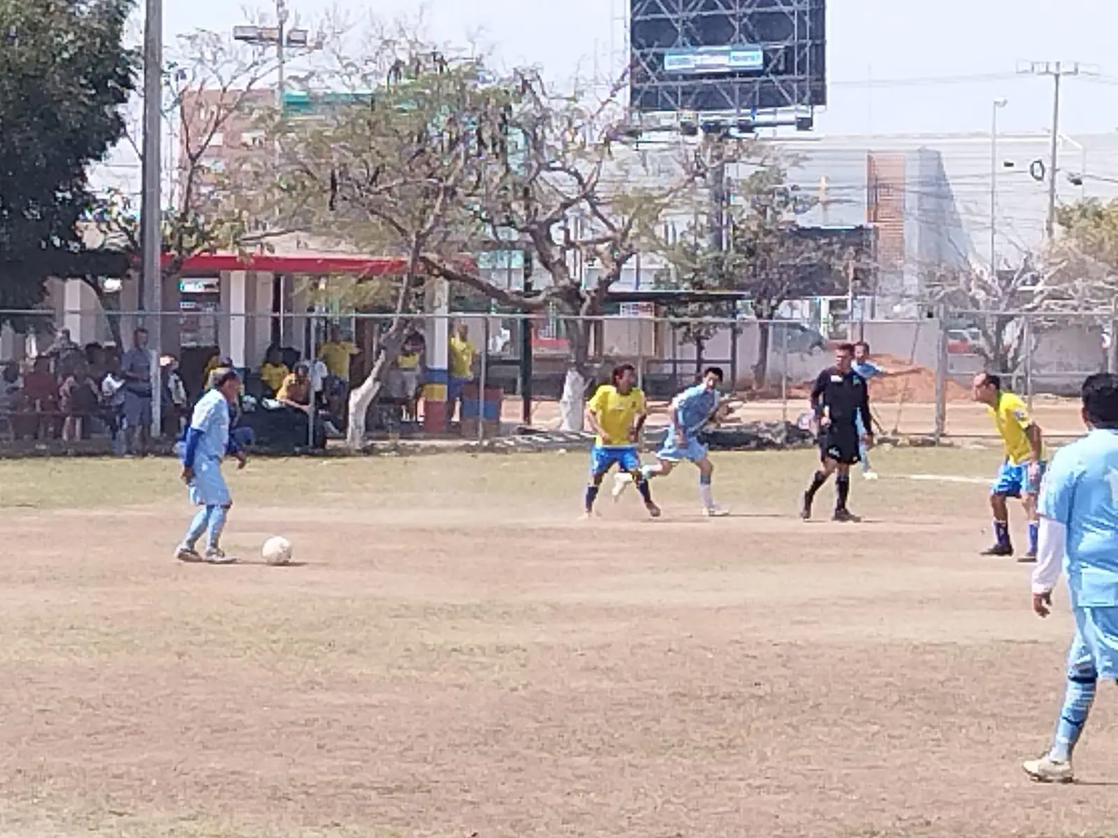 $!Frutería Bernal se bebe la Copa en Liga Veteranos Platino, en Muralla