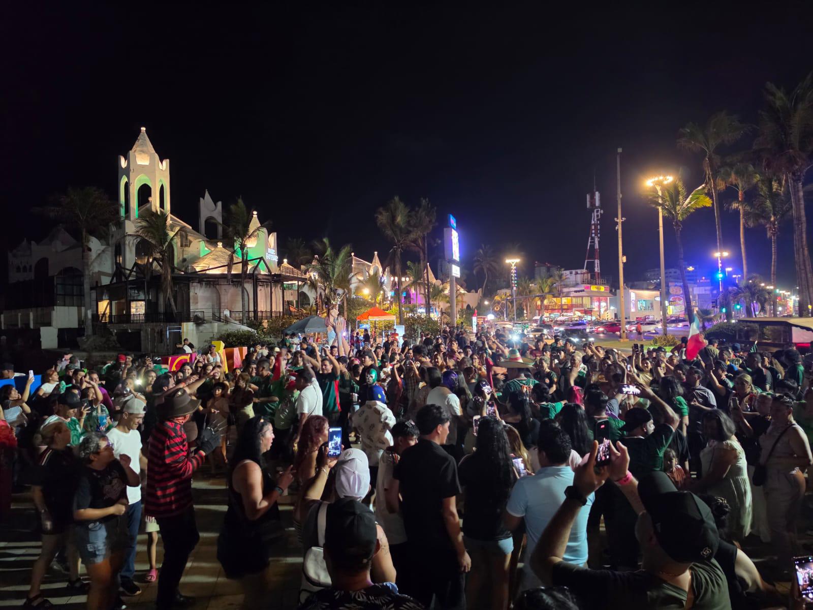 $!Unidos por el futbol, el Cielito Lindo y el ‘payaso de rodeo’, cimbra el Viva México desde Mazatlán