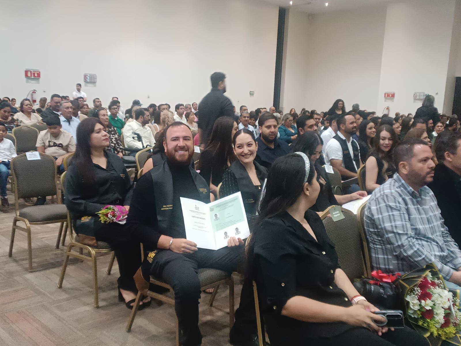 $!Reciben docentes de la UPES títulos de Maestría y Doctorado en ceremonia de graduación