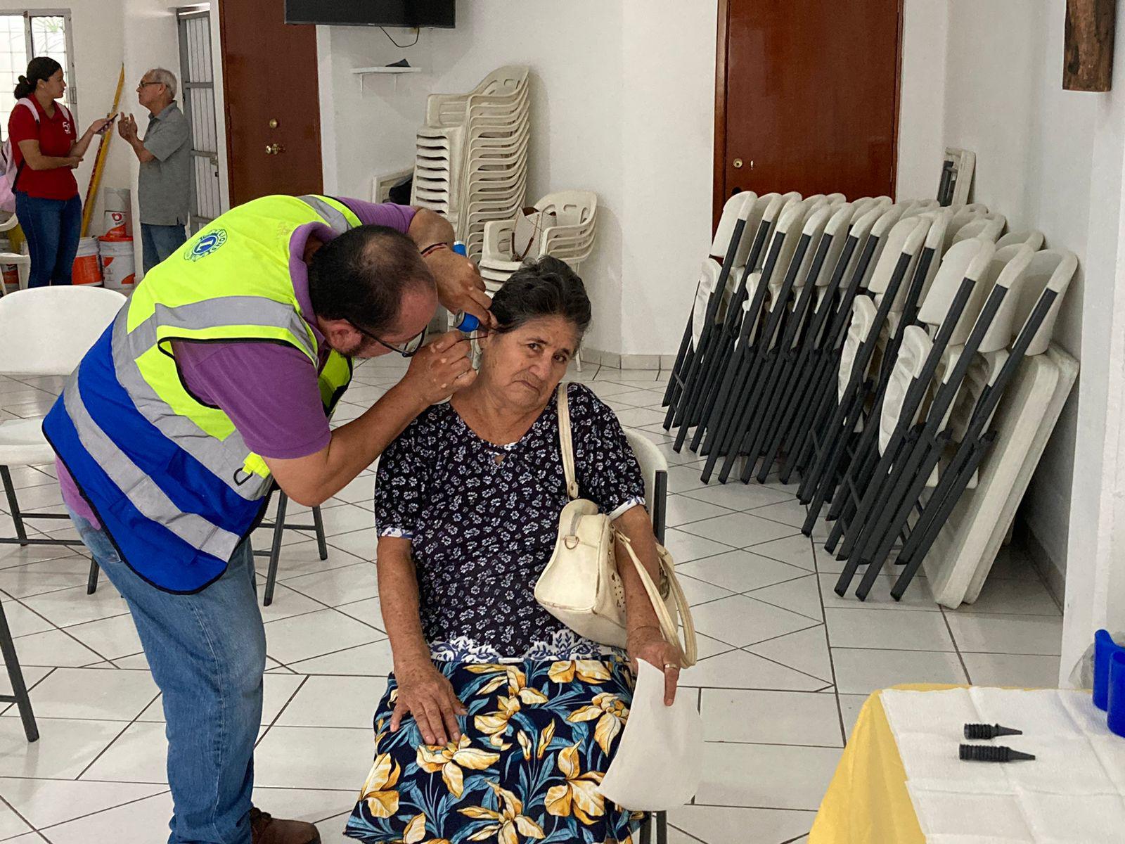 $!Club de Leones de Mazatlán realiza jornada de aparatos auditivos