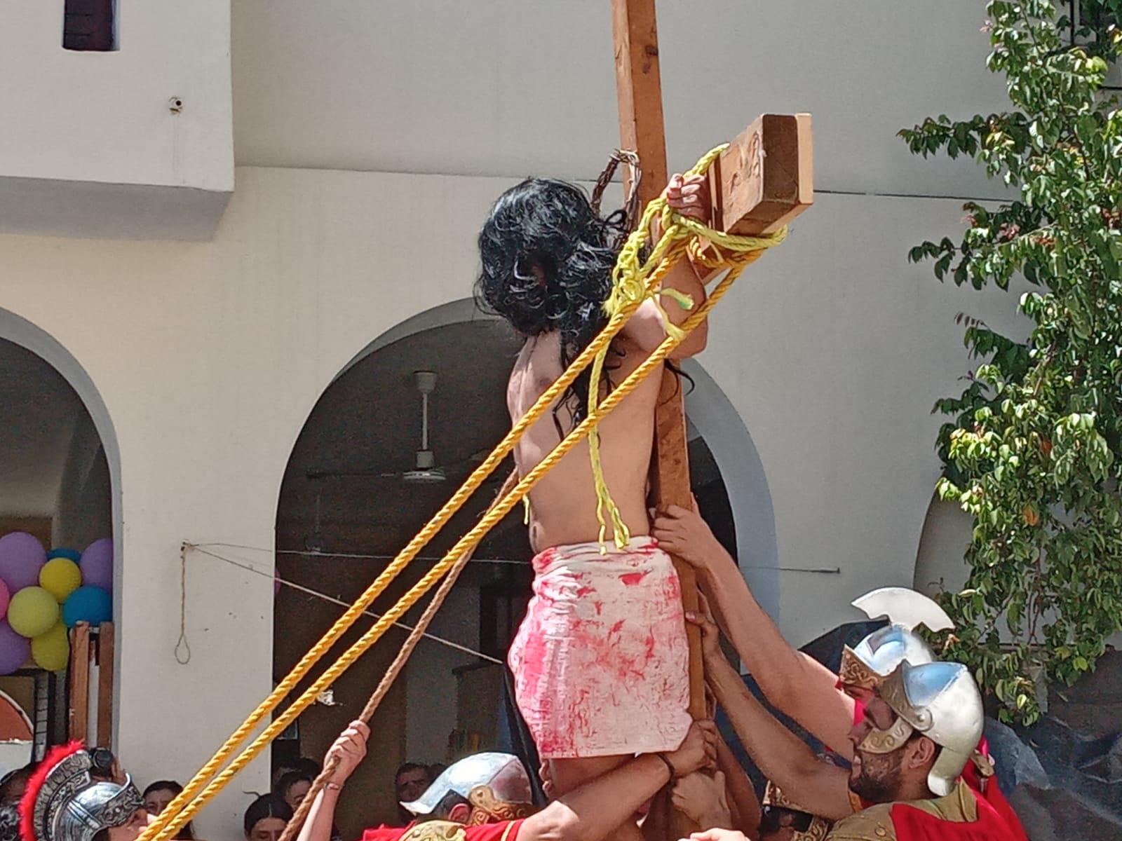 $!Mazatlecos y turistas atestiguan el Viacrucis Viviente en calles del Centro de puerto