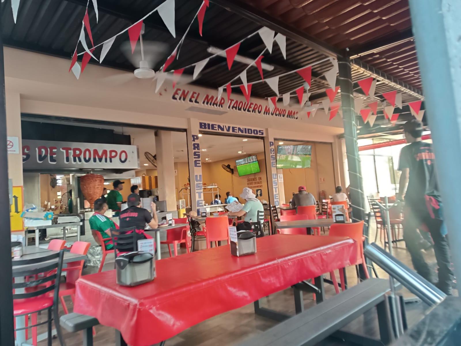 $!Aficionados siguen en restaurantes de la Rafael Buelna el segundo duelo de México