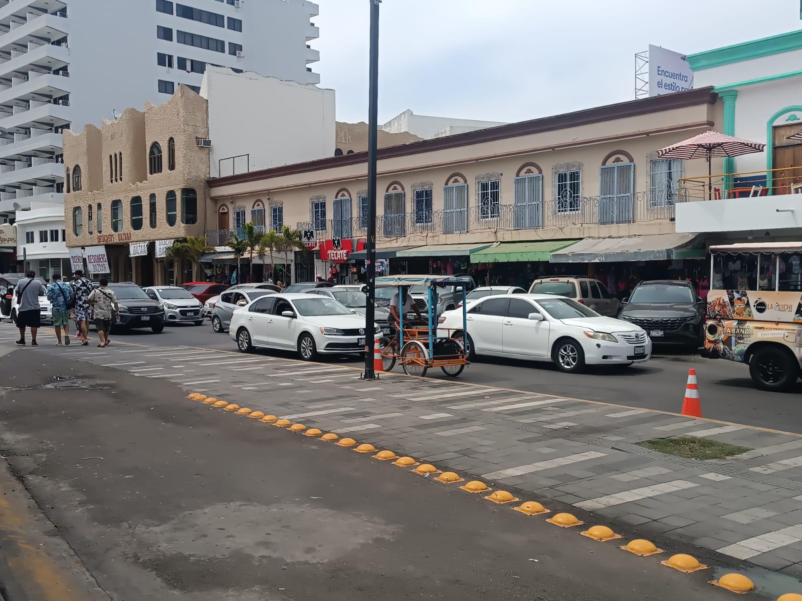 $!Camiones, Razers y pulmonías aprovechan el Par Vial en la avenida Gaviotas