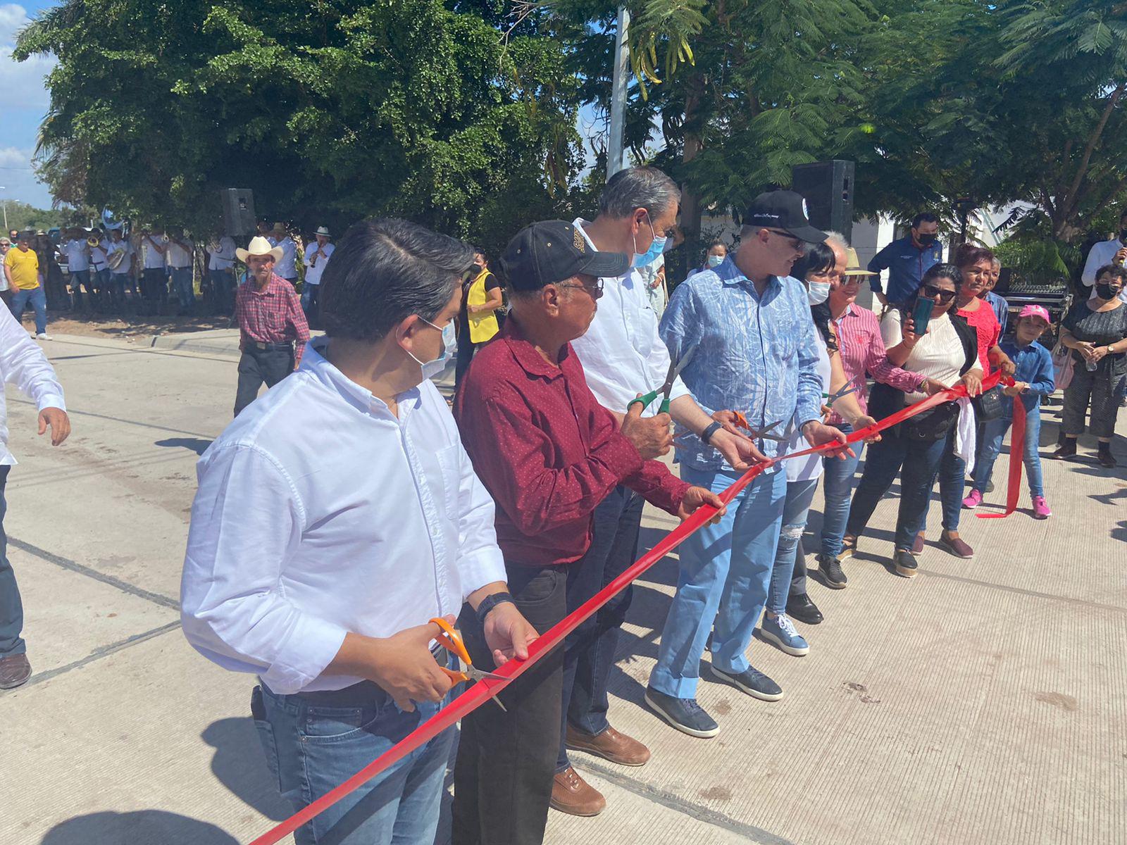$!Quirino y autoridades locales inauguran la calle.