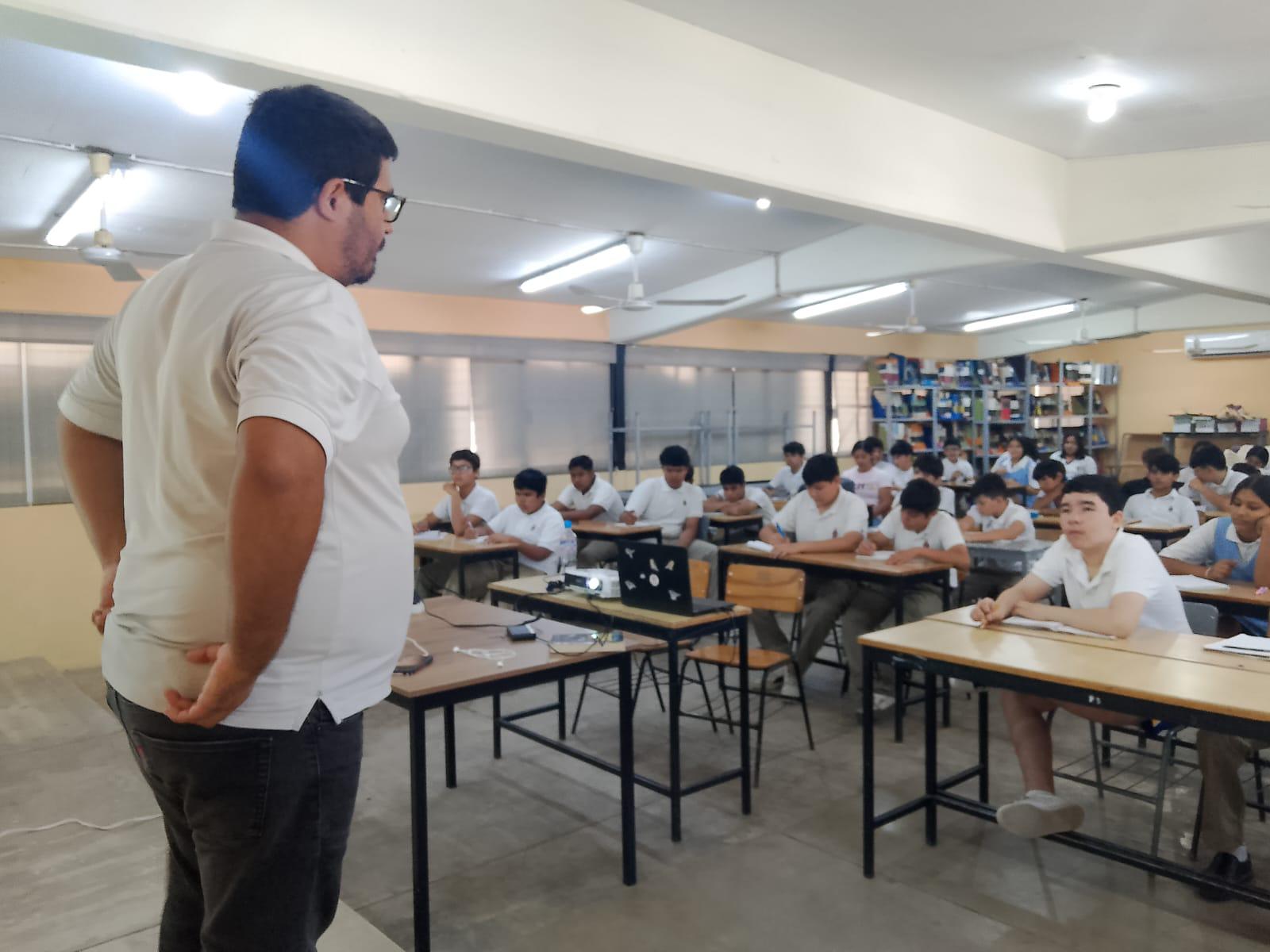 $!Sinaloense, autista y científico nuclear motiva a jóvenes vulnerables para superarse