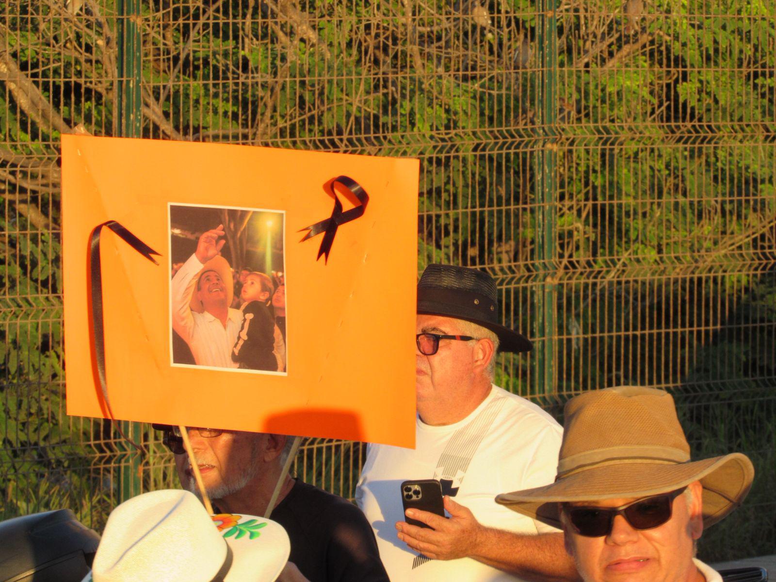 $!Mazatlecos exigen paz y revocación de mandato en marcha en el malecón