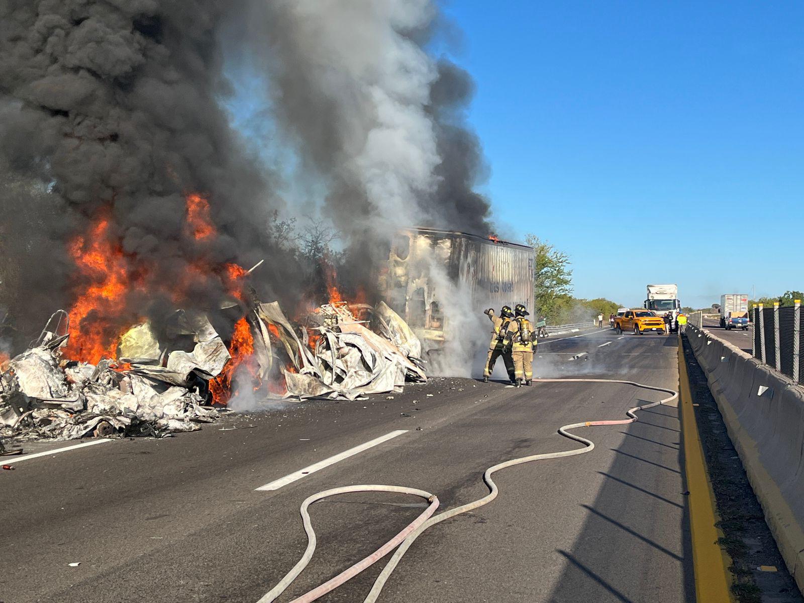 $!Chofer de tráiler muere carbonizado al chocar en la autopista Mazatlán-Culiacán