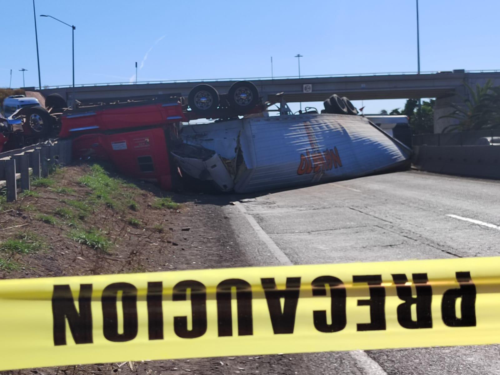 $!Vuelca tráiler cargado con elotes en la México 15, en el Trébol de Los Mochis