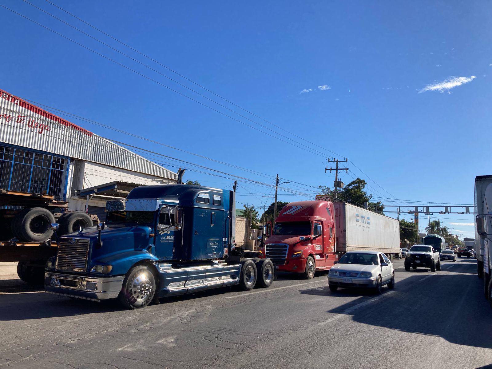 $!Traileros se manifiestan en Mazatlán por inseguridad en carreteras