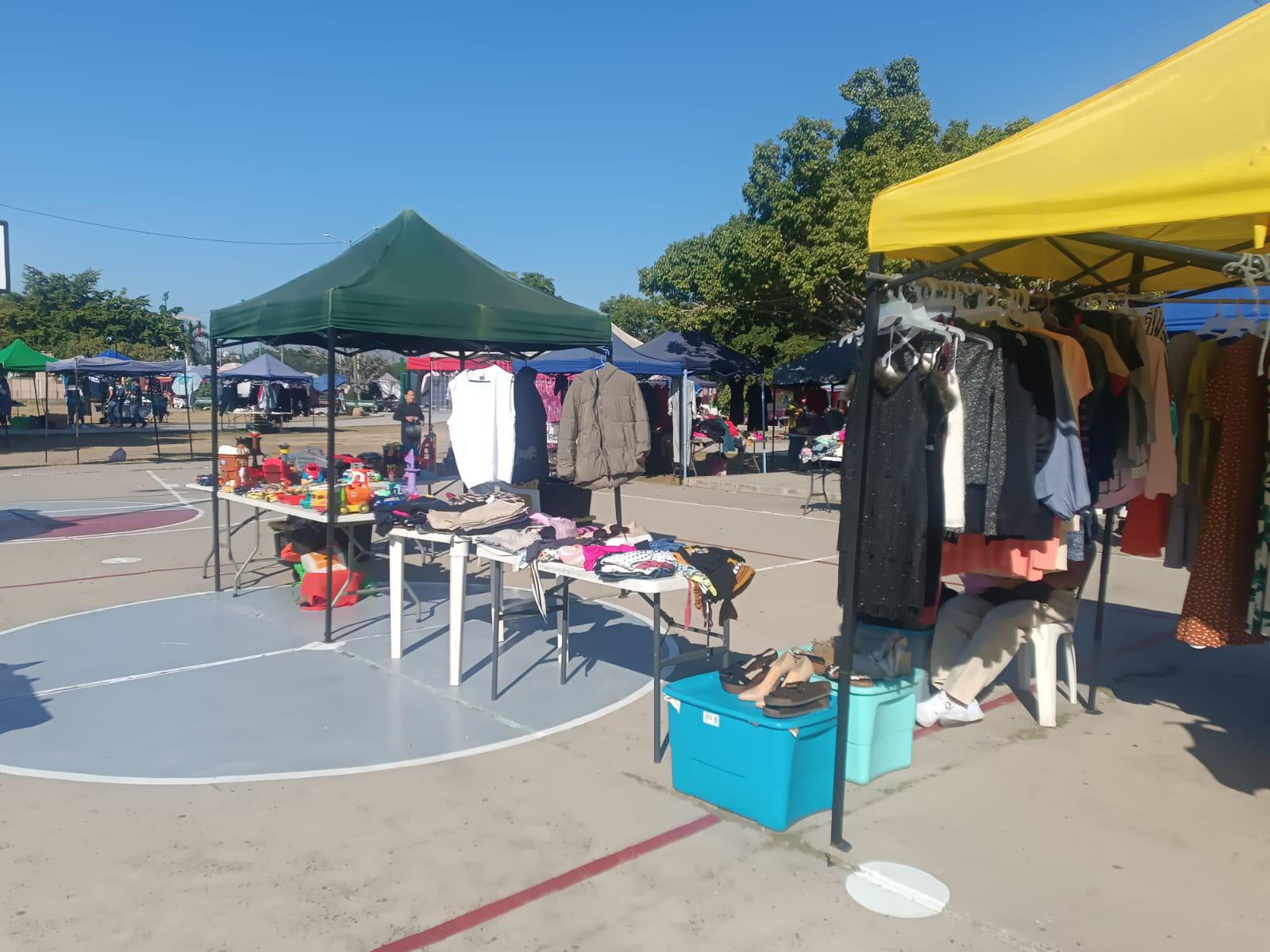 $!En Mazatlán, arranca tianguis de la Pancho Villa sus tres días de ventas navideñas