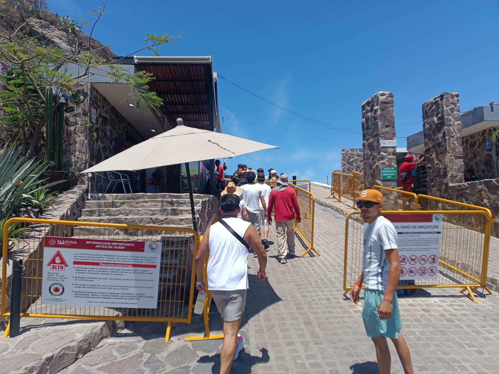 $!Visitantes y locales acuden al Faro de Mazatlán y escalan hasta la cima