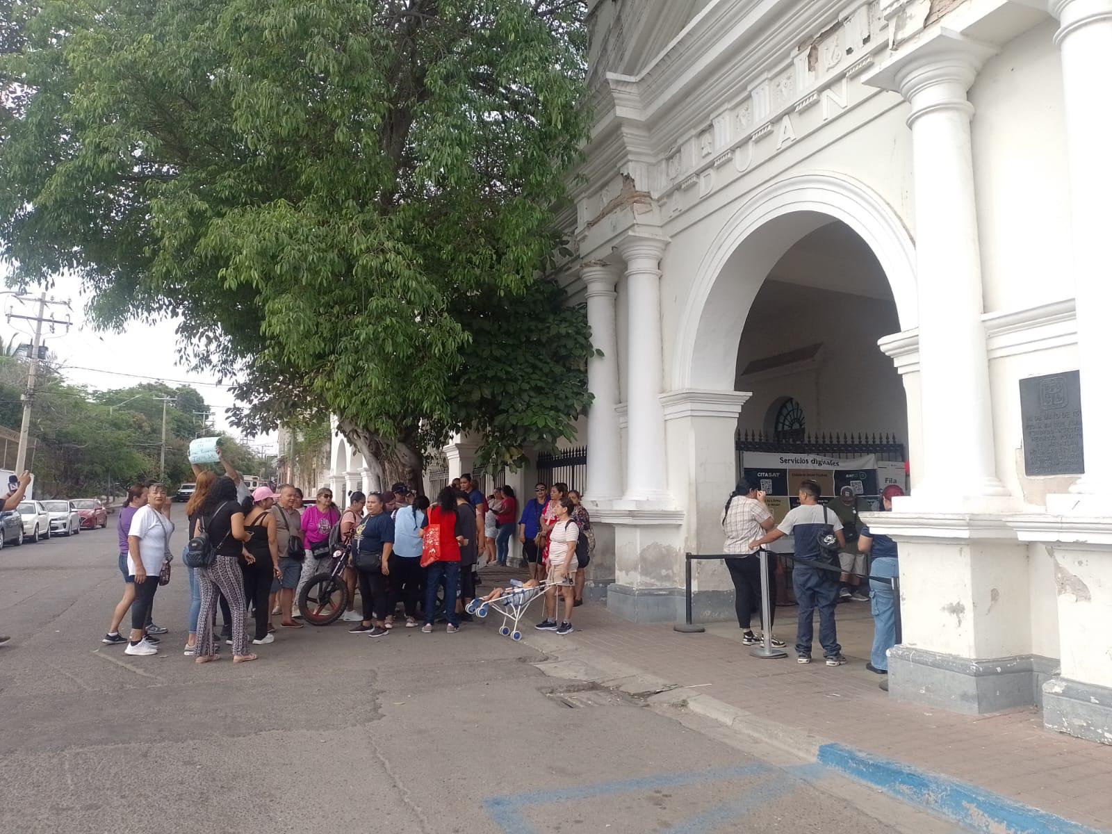 $!Usuarios de la CFE llevan protesta por altos cobros a las oficinas del SAT en Mazatlán