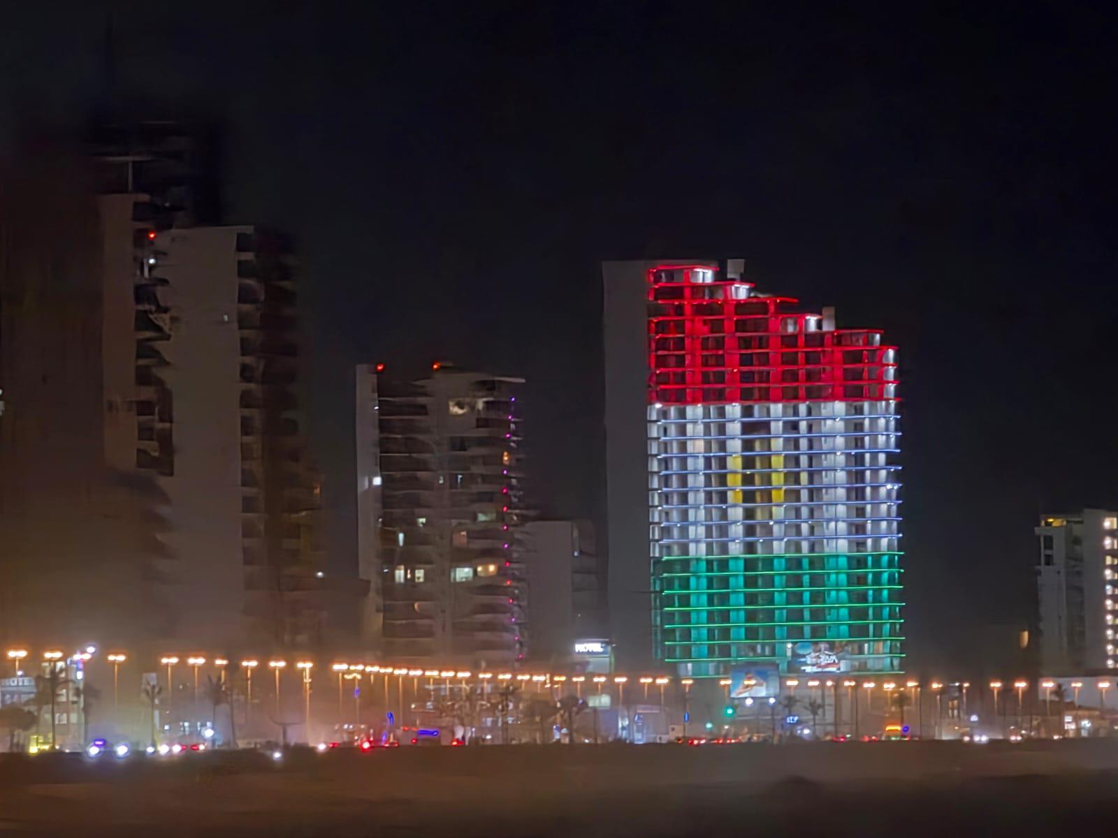 $!Unidos por el futbol, el Cielito Lindo y el ‘payaso de rodeo’, cimbra el Viva México desde Mazatlán
