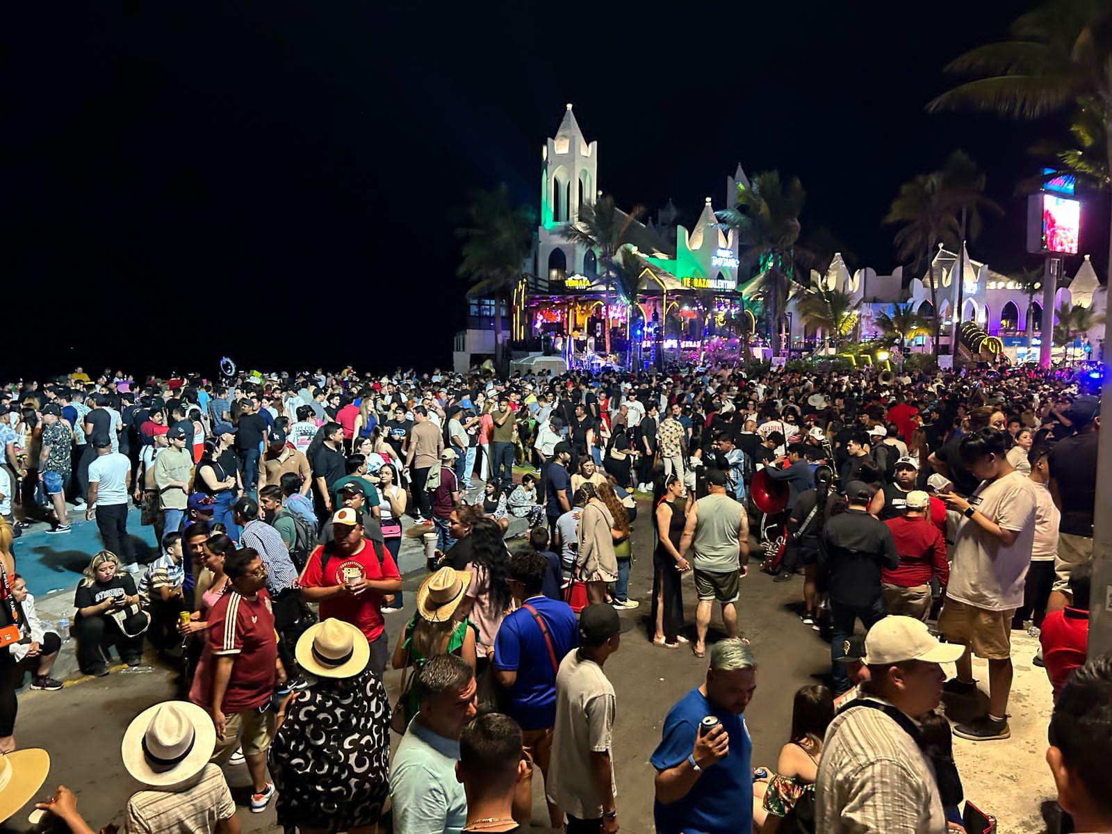 $!Se convierte malecón de Mazatlán en pista de baile este sábado de Semana Santa