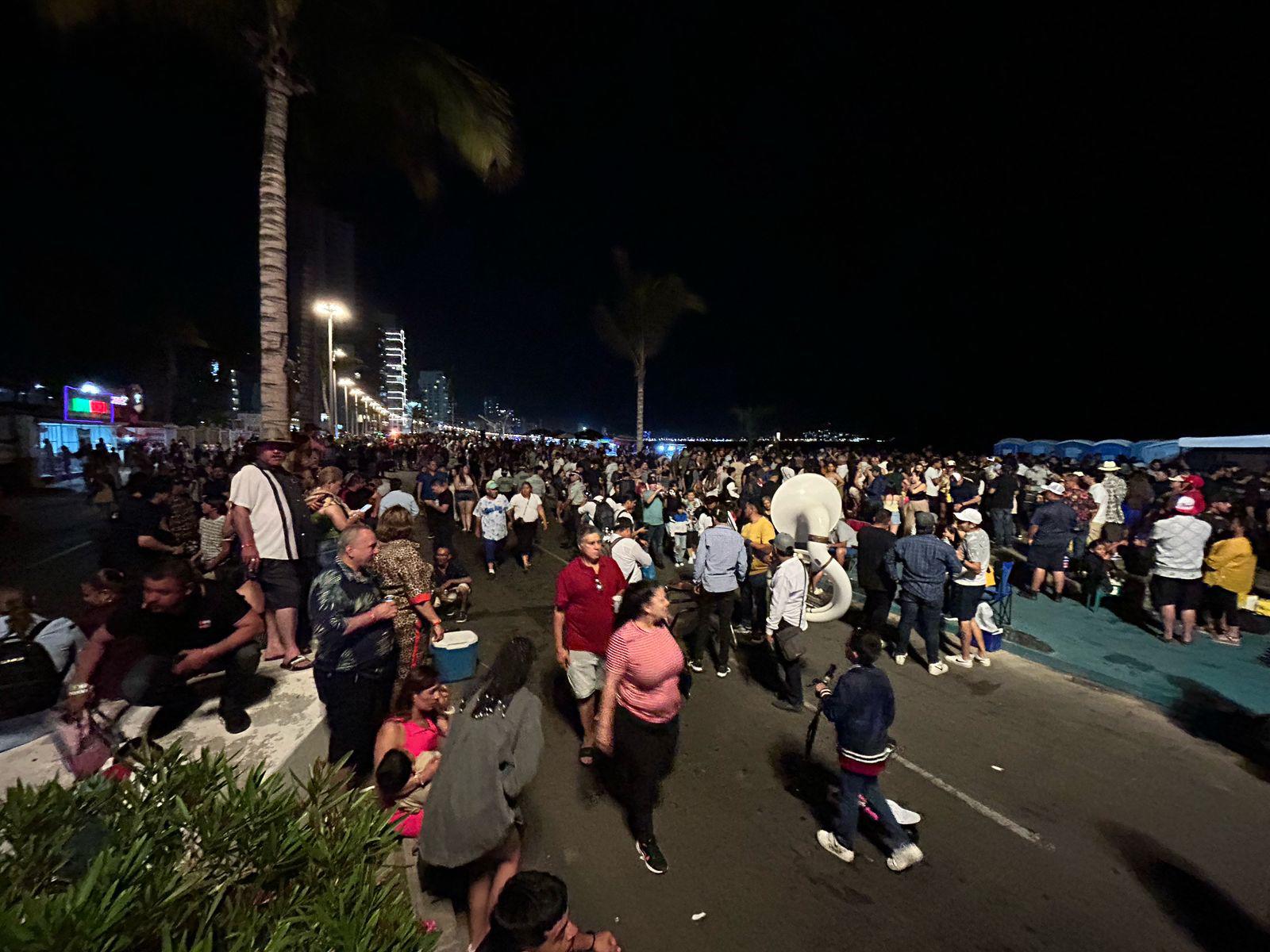 $!Se convierte malecón de Mazatlán en pista de baile este sábado de Semana Santa