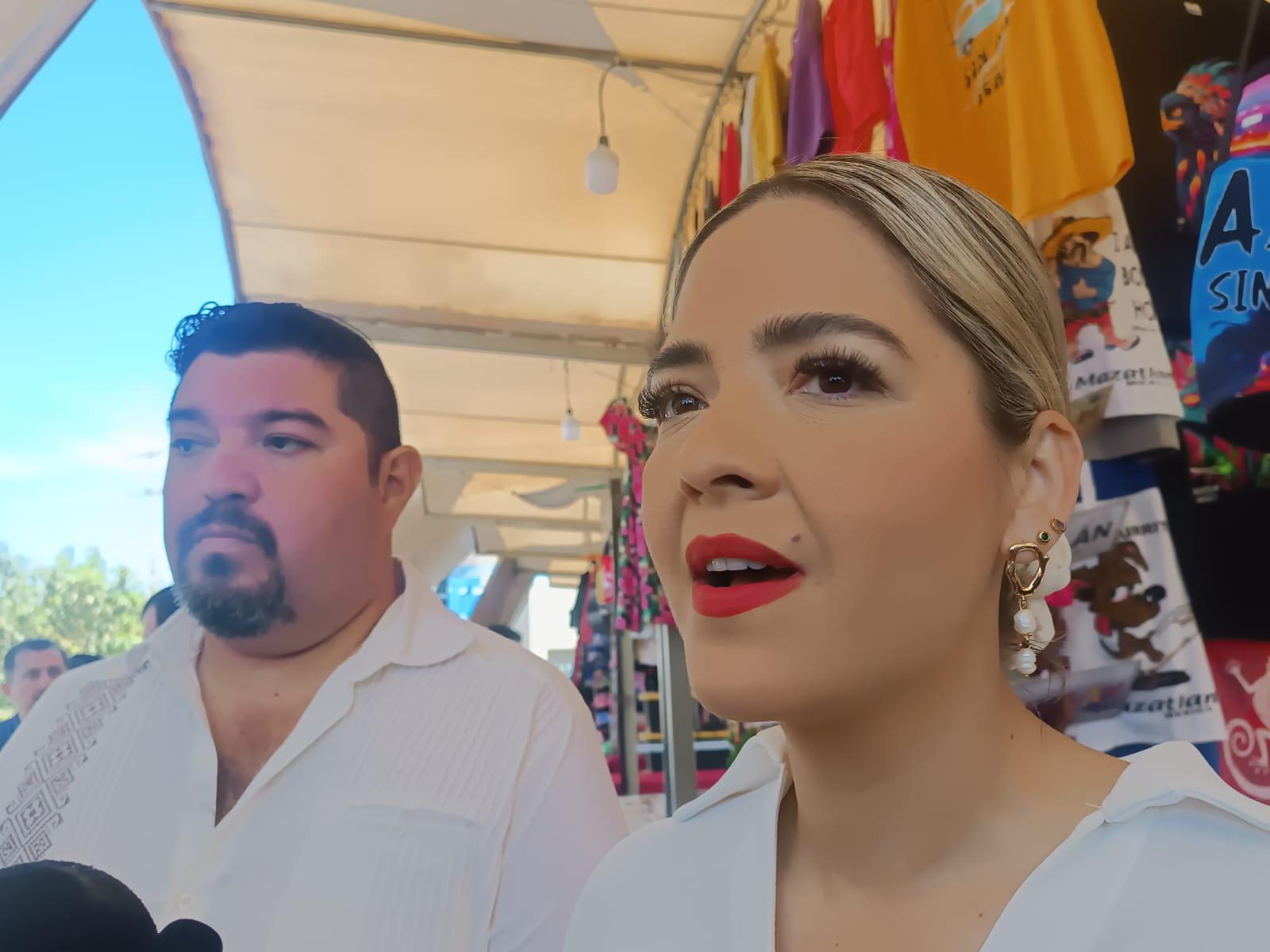 $!Tianguistas frente al Acuario de Mazatlán también reciben su apoyo de parte de Secretaría de Economía