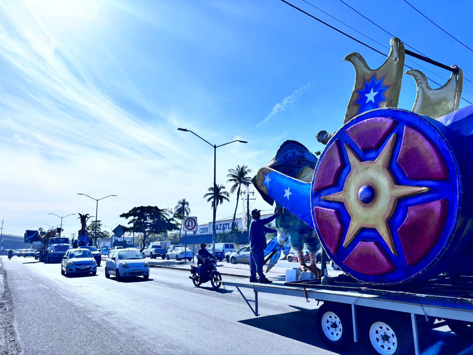 $!Con su llegada al malecón, los monigotes ‘anuncian’ que el Carnaval está cerca