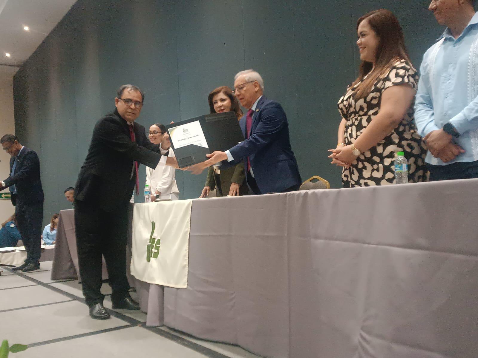 $!Reciben docentes de la UPES títulos de Maestría y Doctorado en ceremonia de graduación