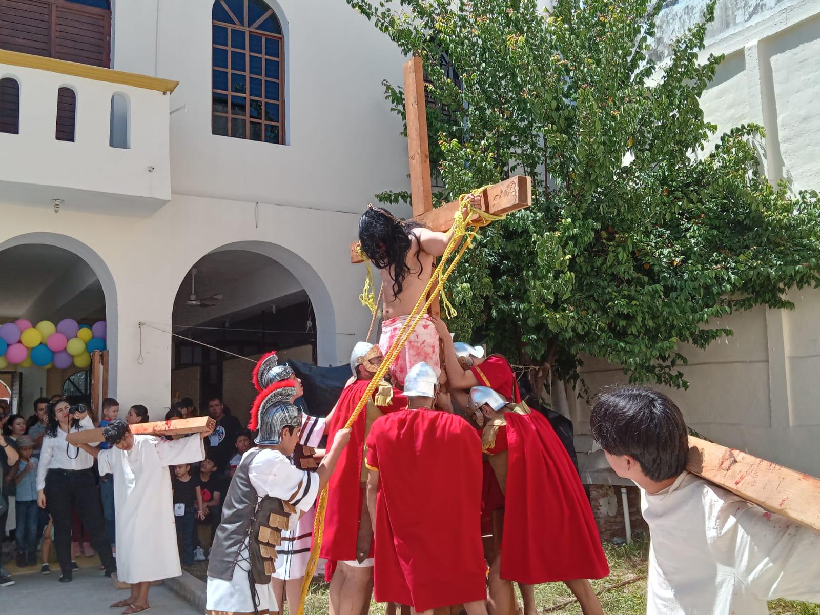 $!Mazatlecos y turistas atestiguan el Viacrucis Viviente en calles del Centro de puerto