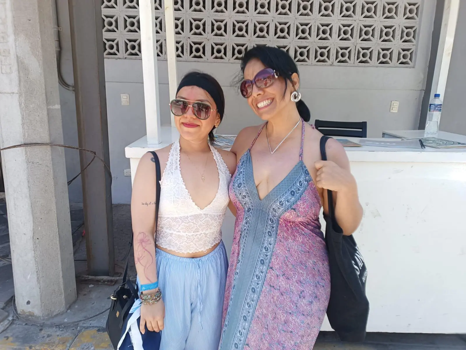 $!Visitantes y locales acuden al Faro de Mazatlán y escalan hasta la cima