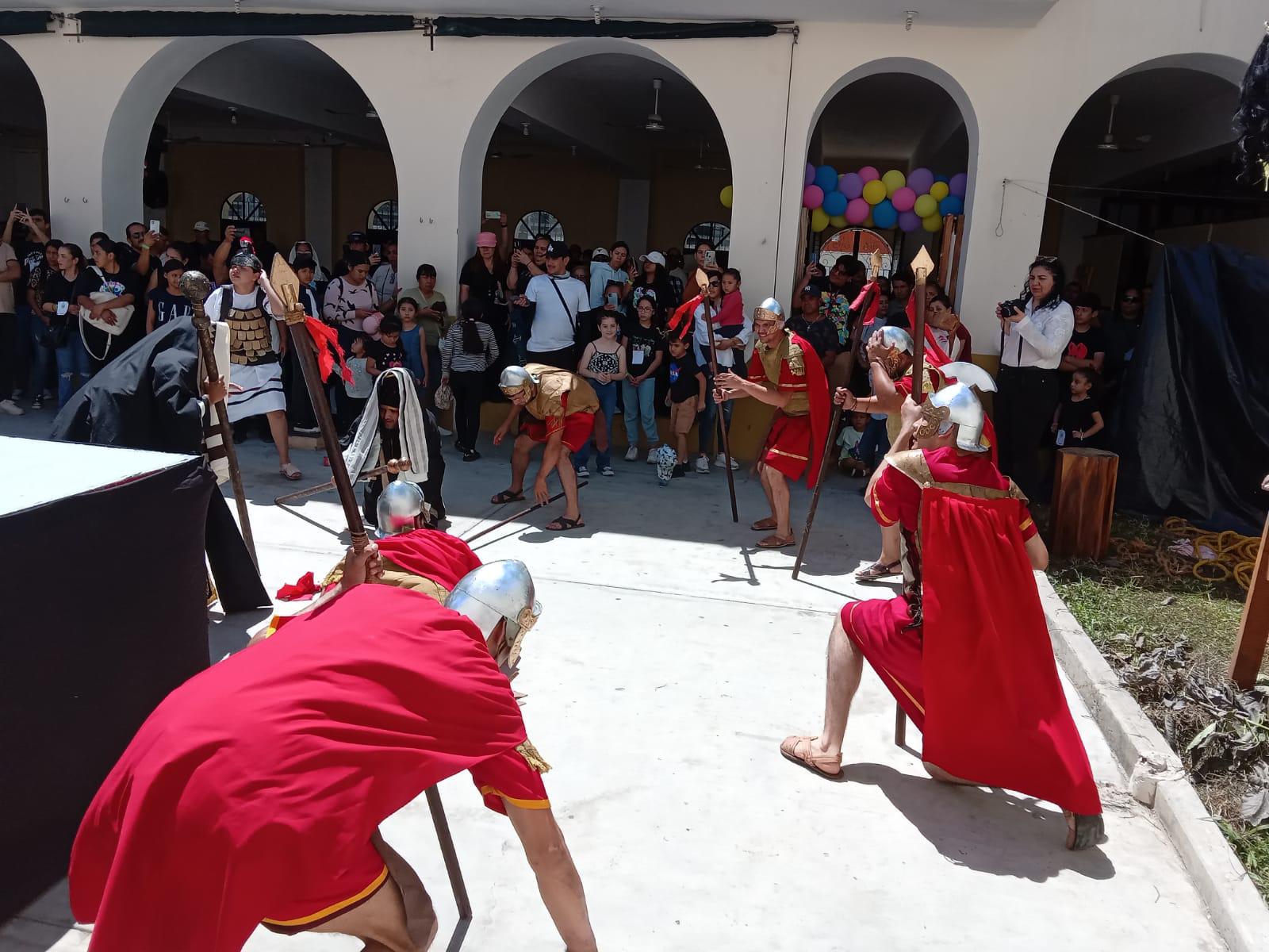$!Mazatlecos y turistas atestiguan el Viacrucis Viviente en calles del Centro de puerto
