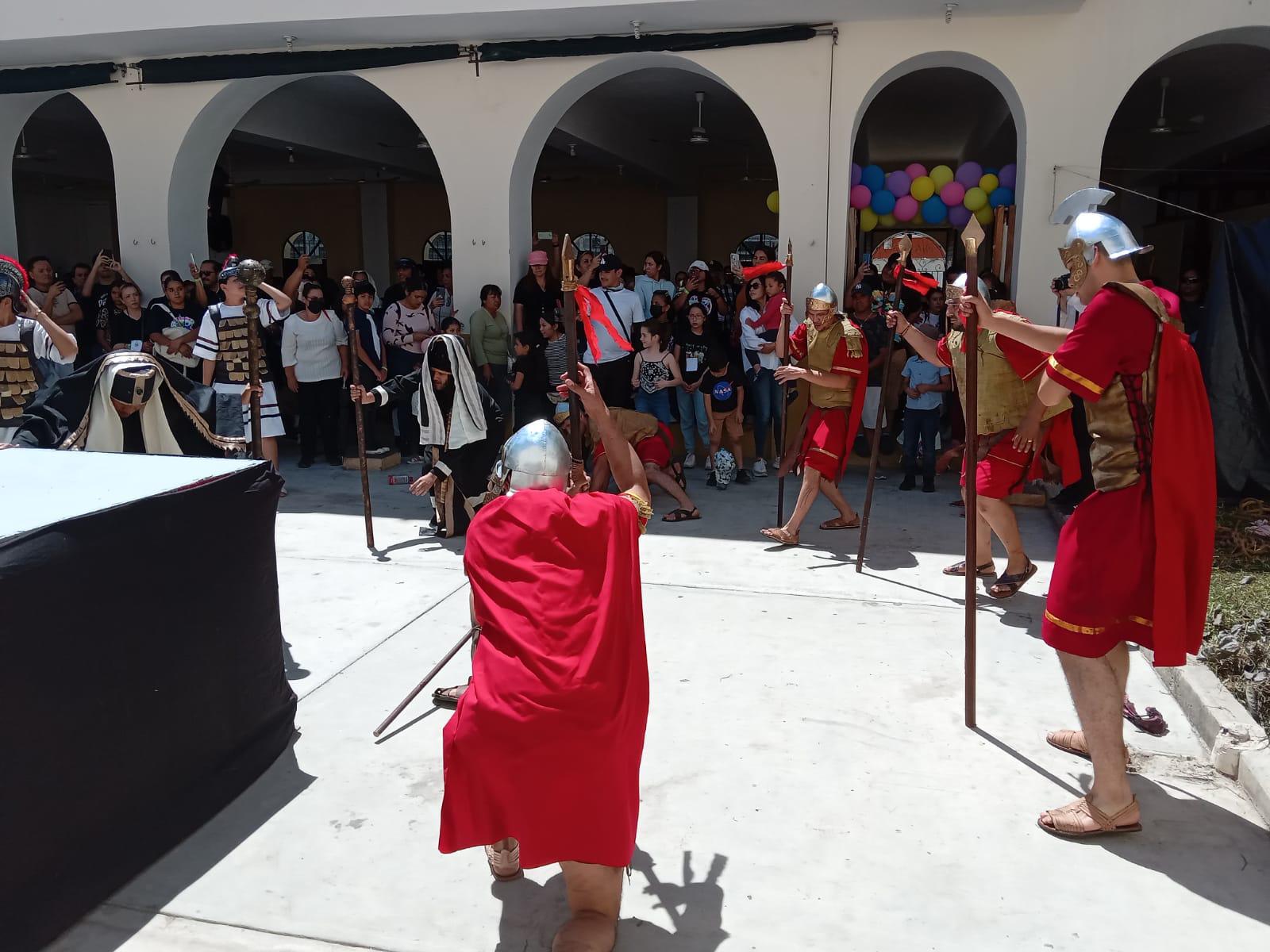 $!Mazatlecos y turistas atestiguan el Viacrucis Viviente en calles del Centro de puerto