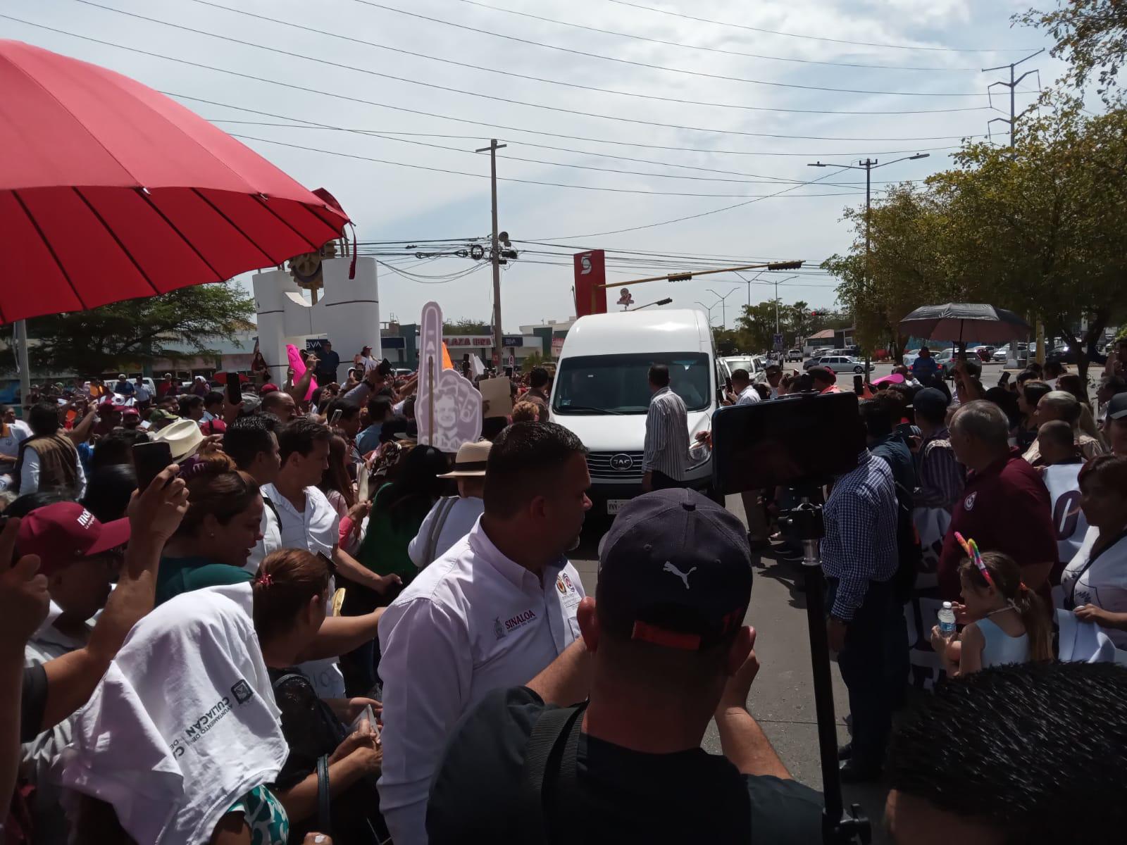 $!En medio de porras y protestas, llega AMLO a evento en Culiacán