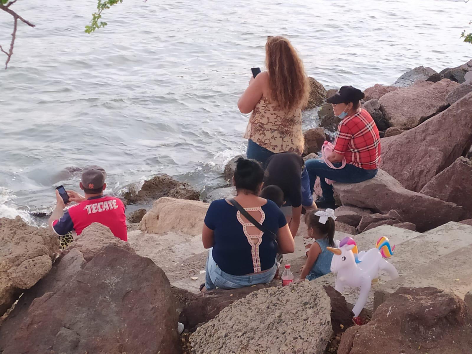 $!En Mazatlán, familias despiden a pescadores que van a la caza del camarón
