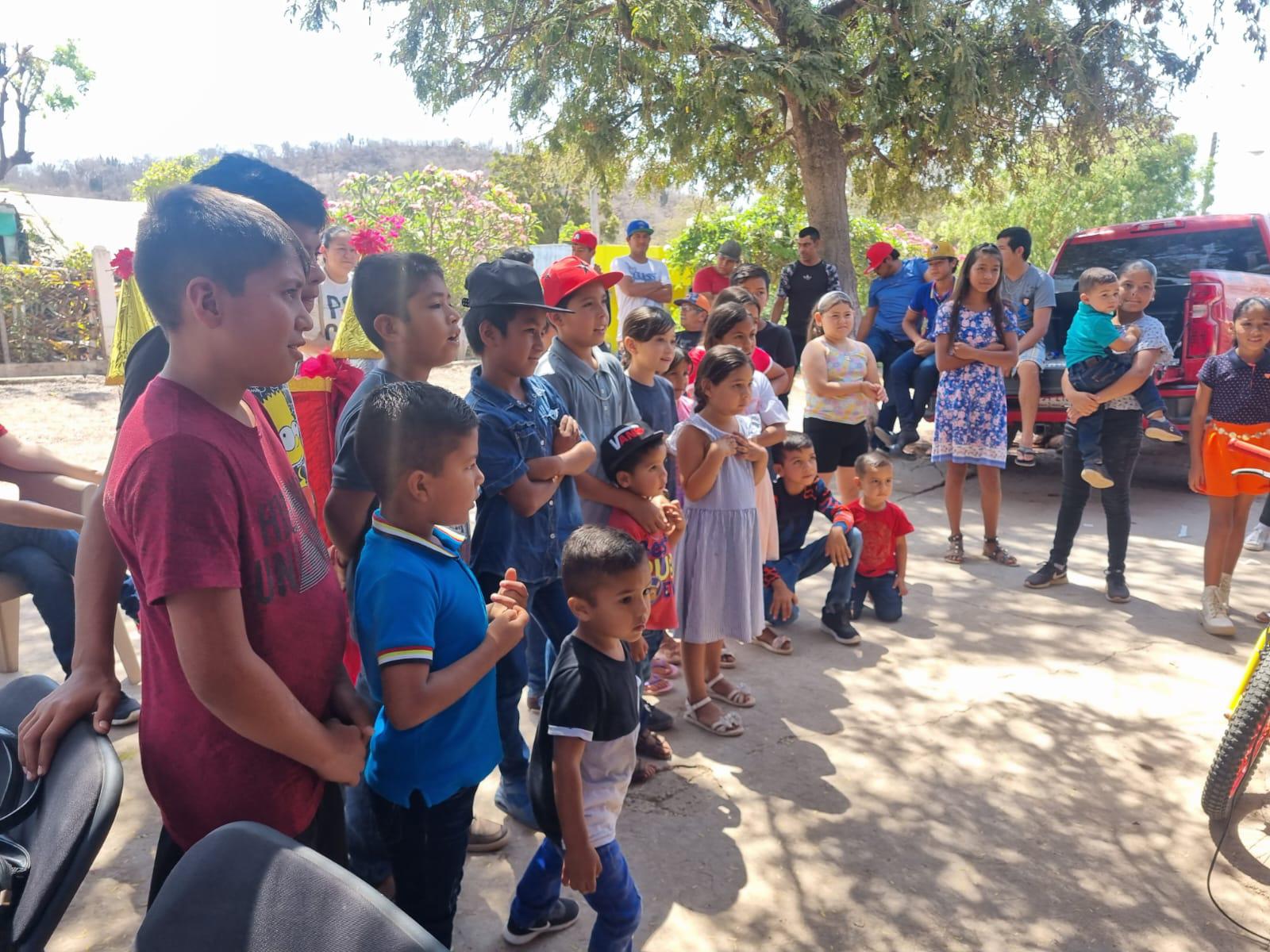 $!Fridas en Bici Sinaloa hace felices a las niñas y niños de El Armadillo, en Mazatlán
