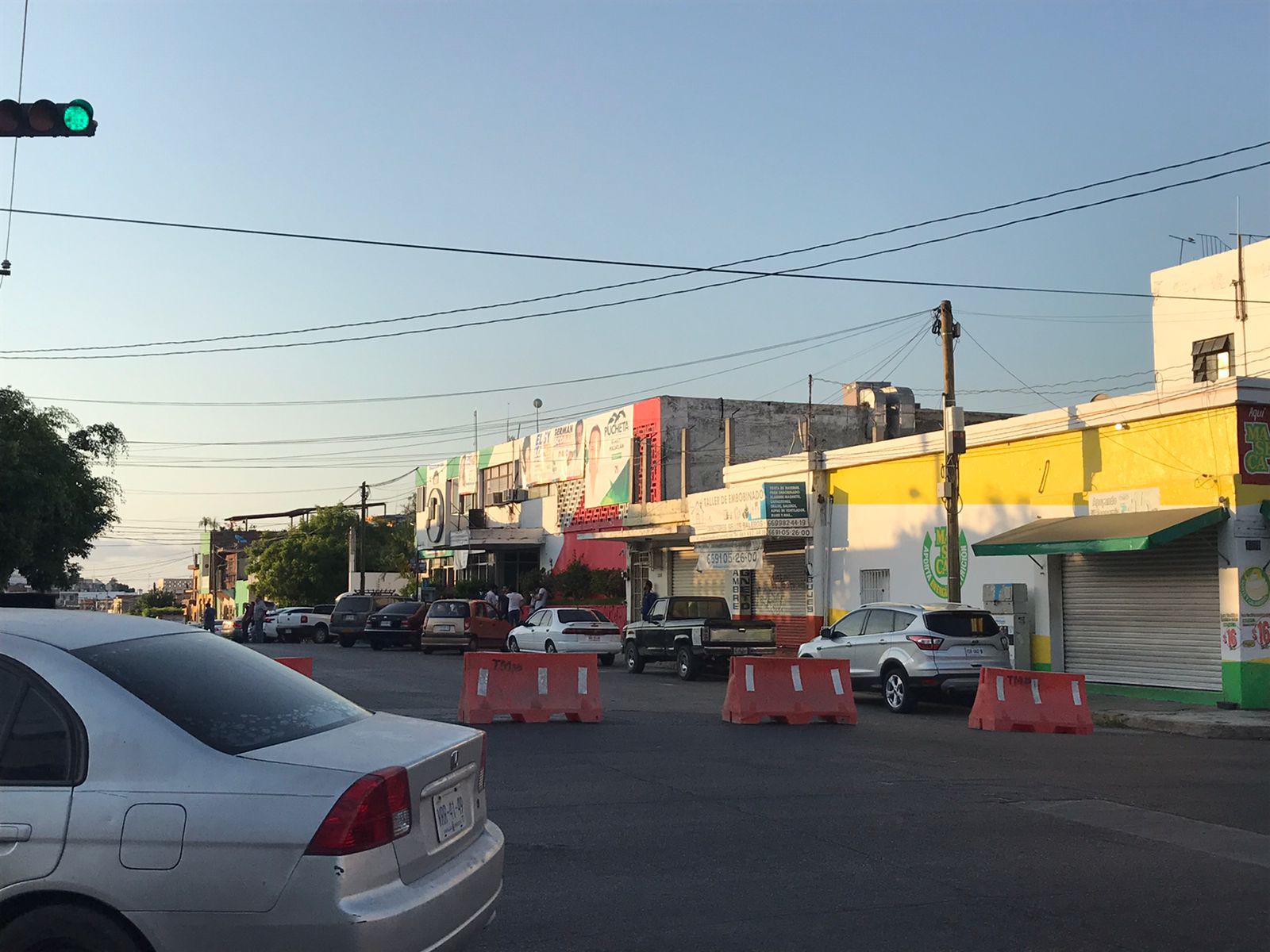 $!Cierran calle a las puertas del PRI Mazatlán