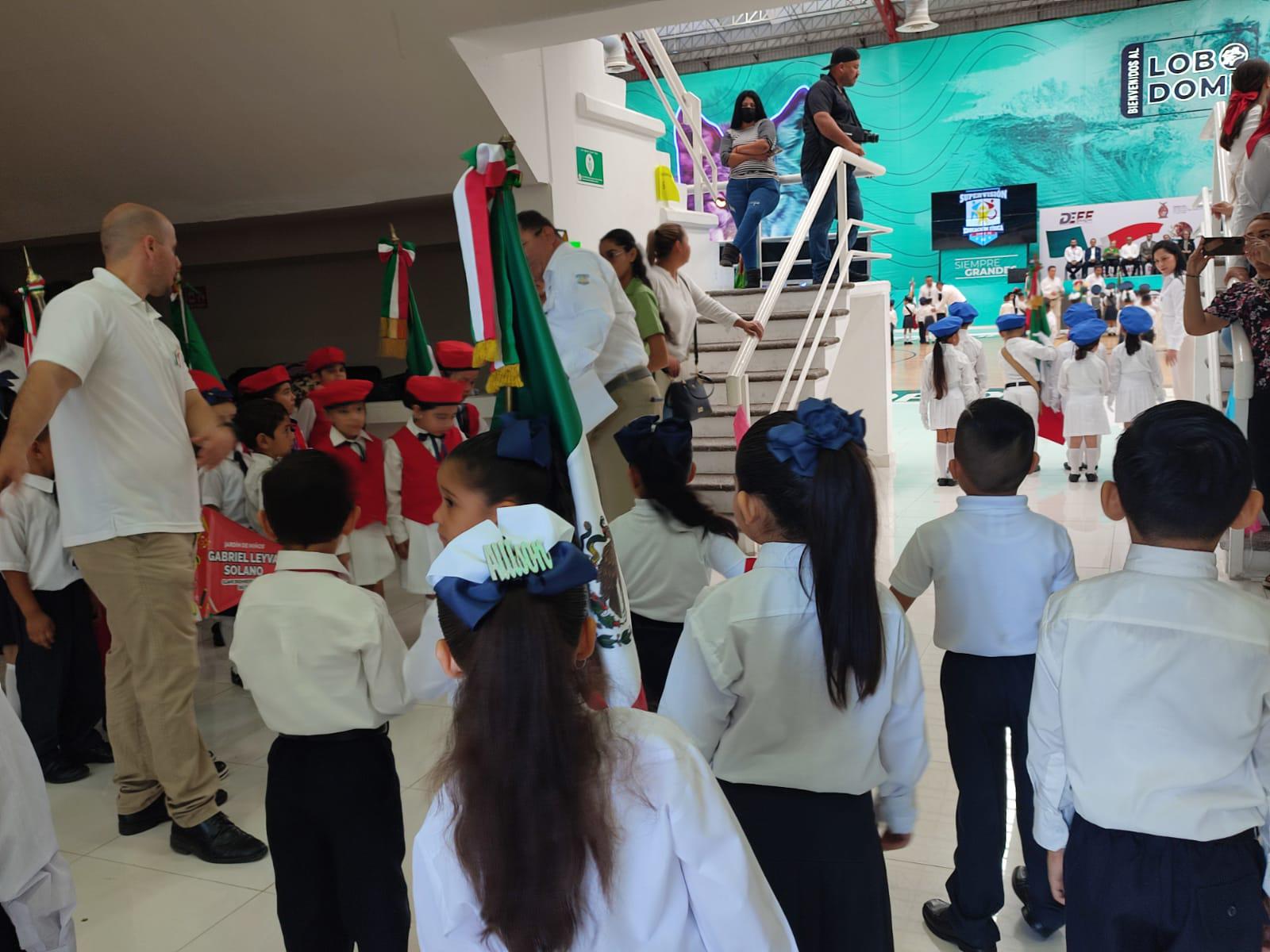 $!Celebran con desfile de escoltas de preescolar el Día de la Bandera