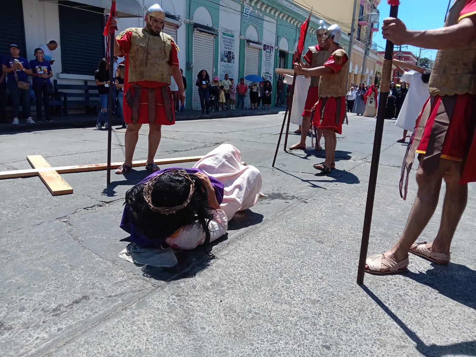 $!Mazatlecos y turistas atestiguan el Viacrucis Viviente en calles del Centro de puerto
