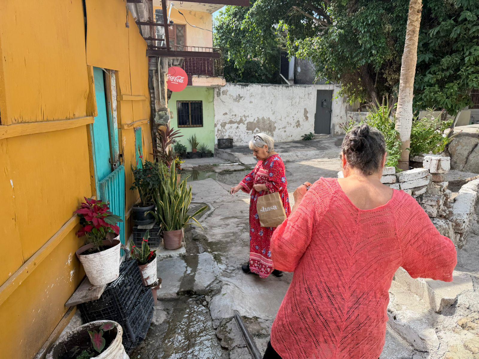 $!Vecinas del Centro denuncian fuga de aguas negras y omisión por las autoridades