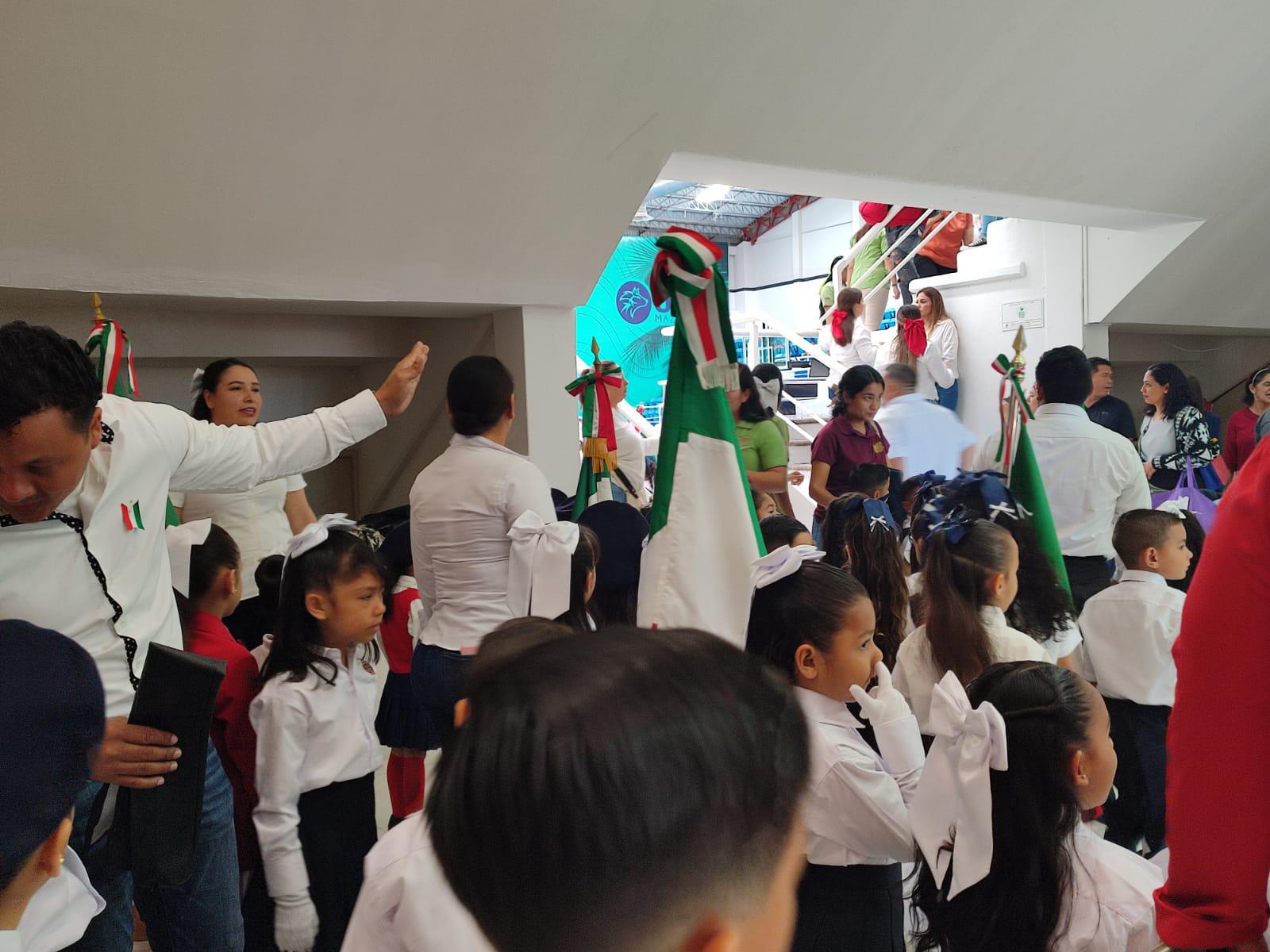$!Celebran con desfile de escoltas de preescolar el Día de la Bandera