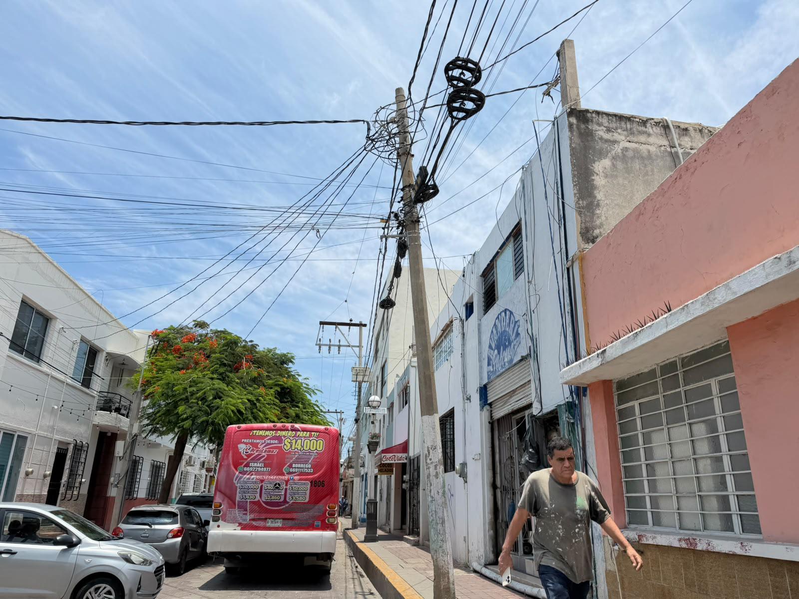 $!Postes deteriorados y saturación de cableado generan preocupación en el Centro de Mazatlán