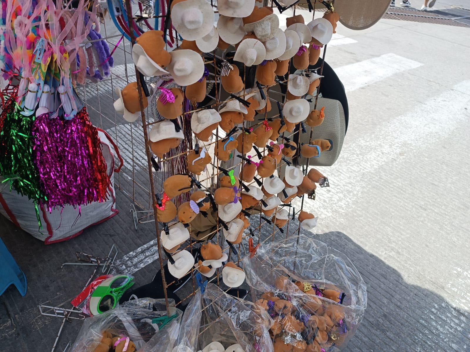 $!Ayuda ‘la fiebre’ del capibara a las ventas de comerciantes en Carnaval de Mazatlán