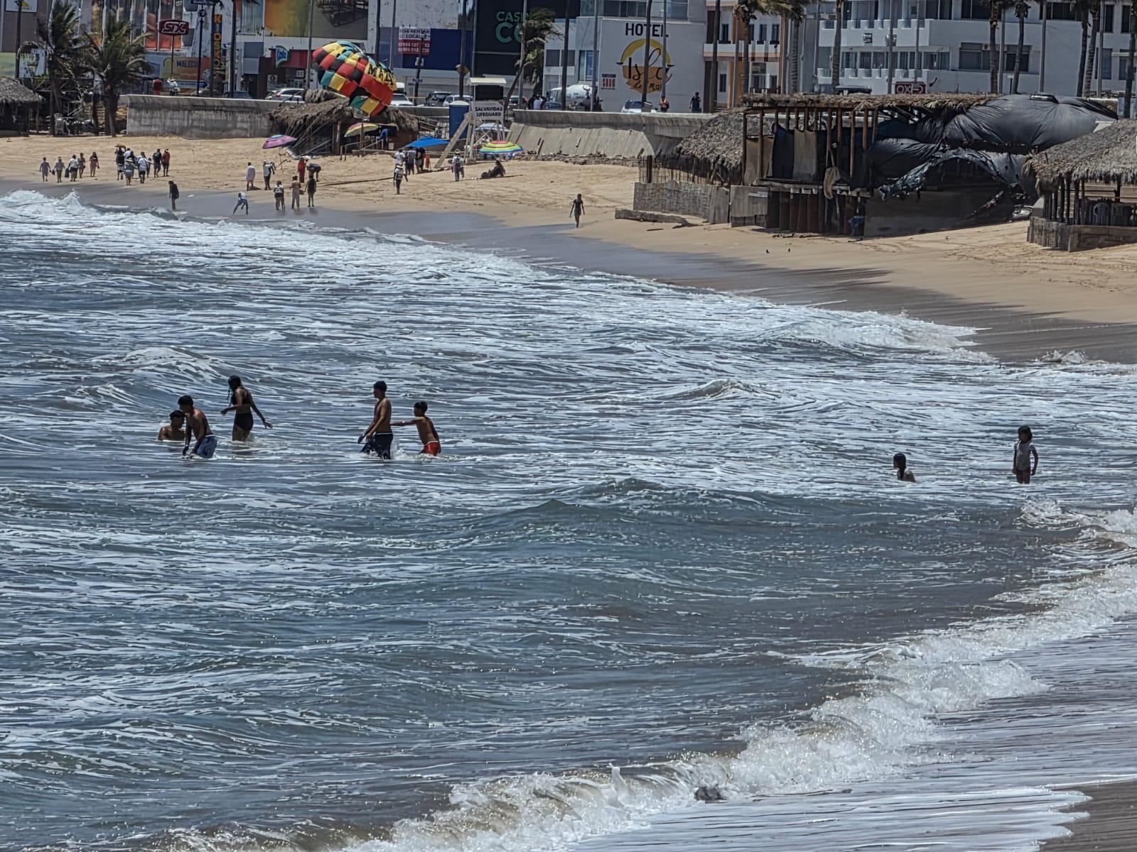 $!Disminuye oleaje en playas de Mazatlán, pero se mantiene presencia de quemadores