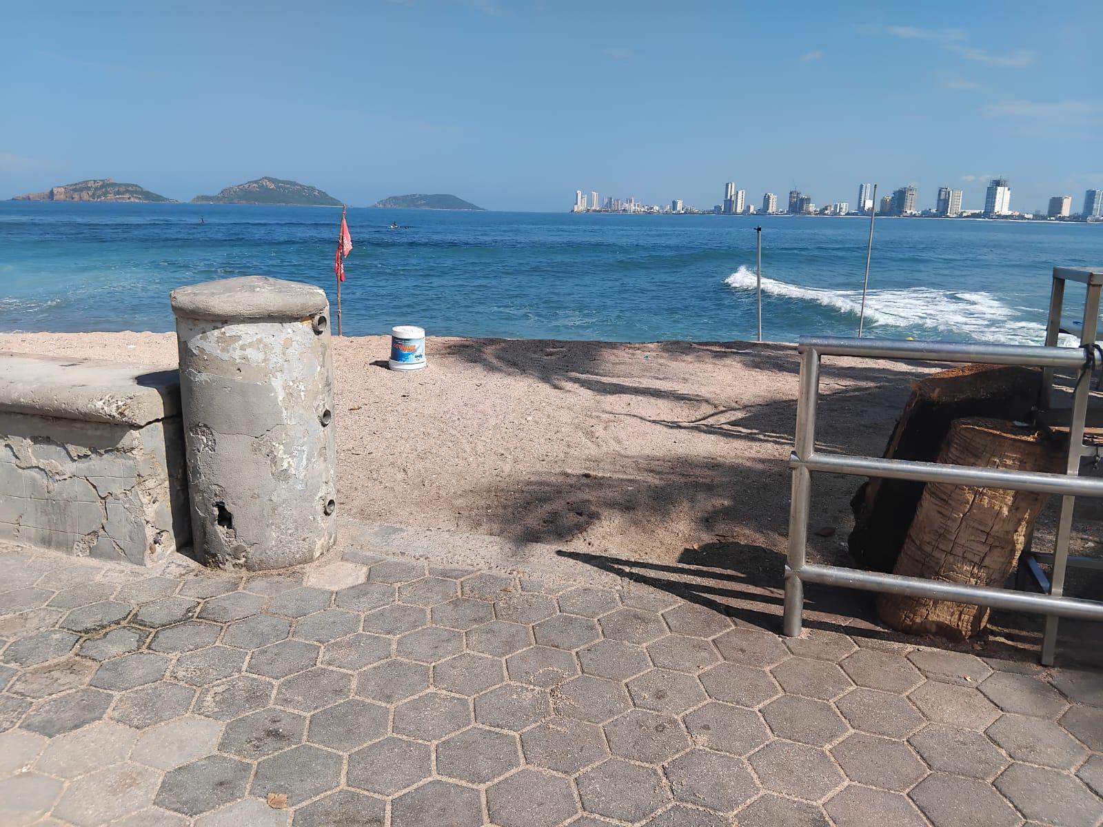 $!Cortan barandal de acero inoxidable en malecón de Playa Pinitos, en Mazatlán, para crear accesos