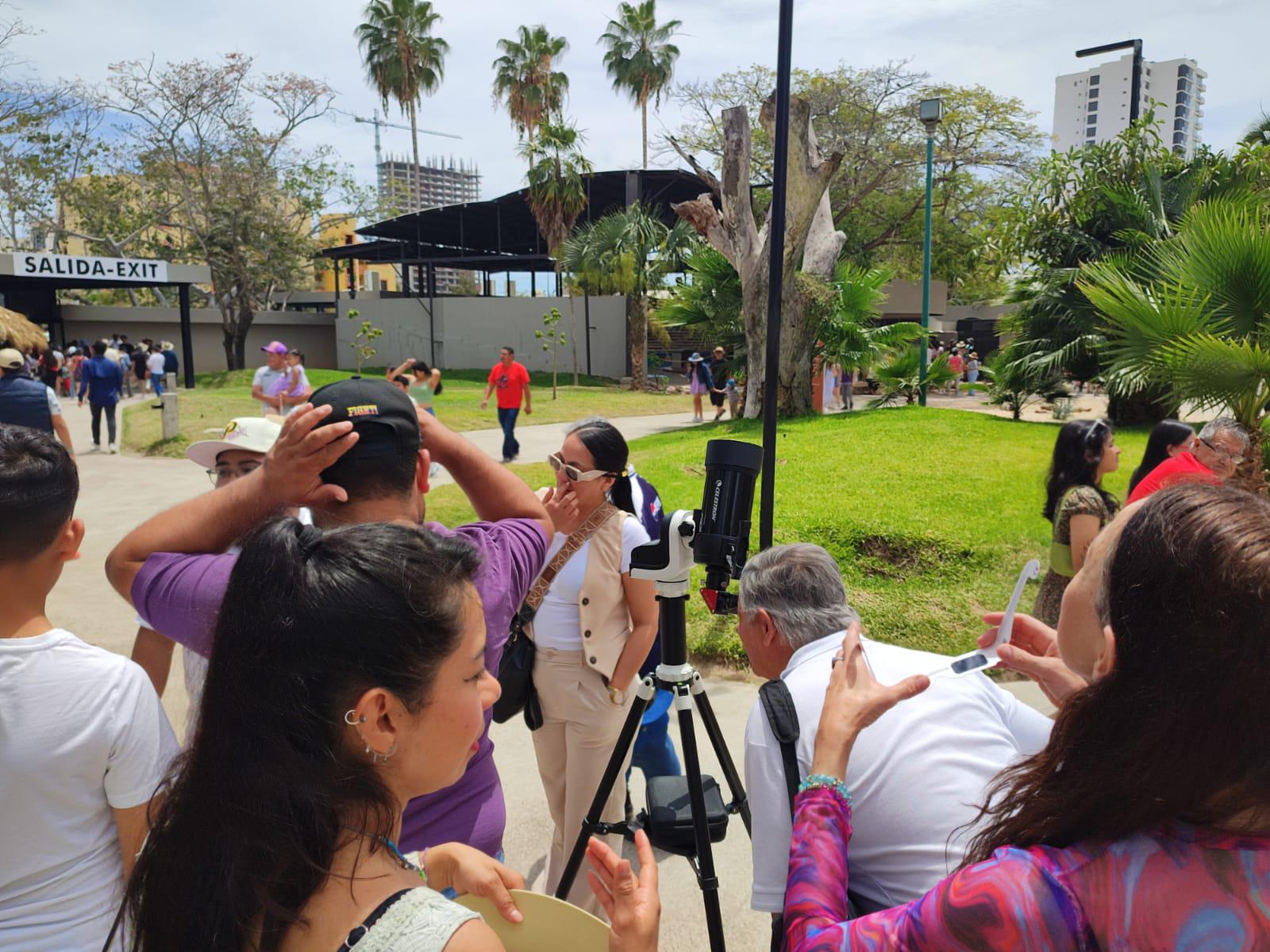 $!Abarrotan el Gran Acuario Mar de Cortés previo al eclipse total de sol en Mazatlán