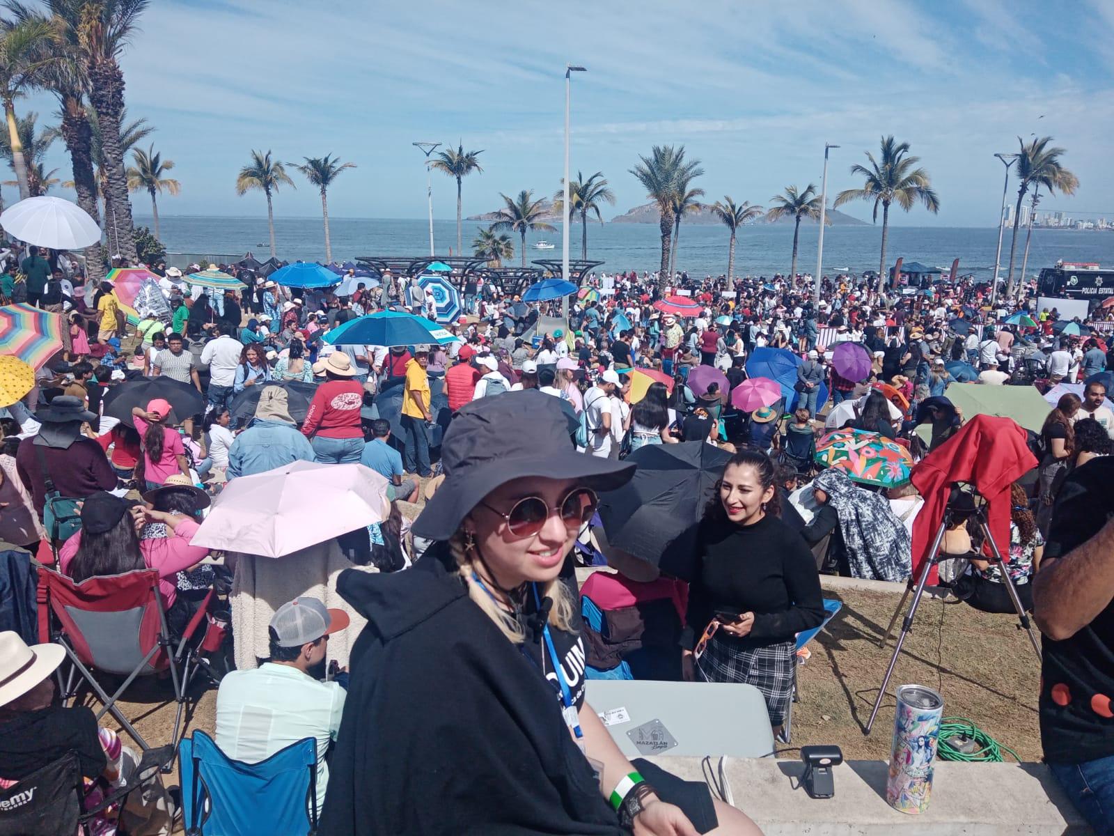 $!Locales y visitantes disfrutan del eclipse en el Parque Ciudades Hermanas, en Mazatlán