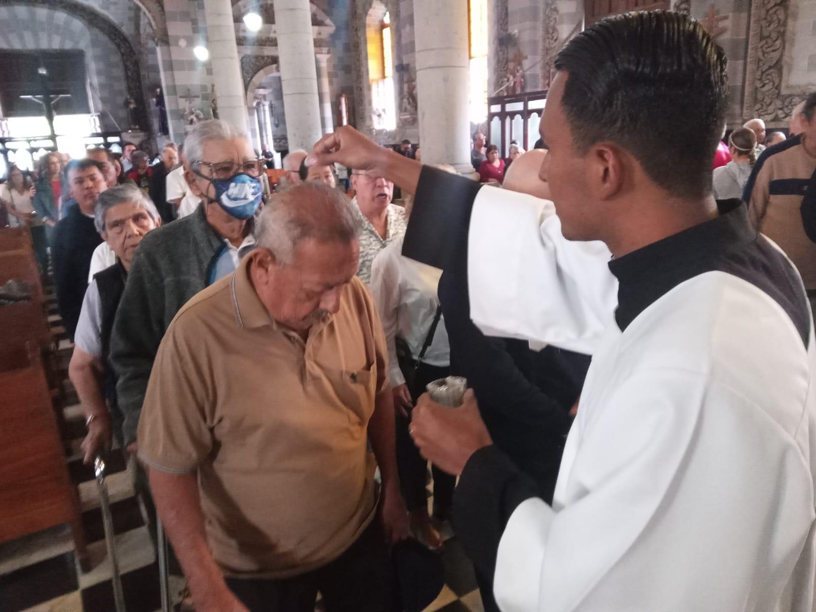 $!Acuden fieles de Mazatlán a tomar la ceniza en Catedral en este inicio de la Cuaresma