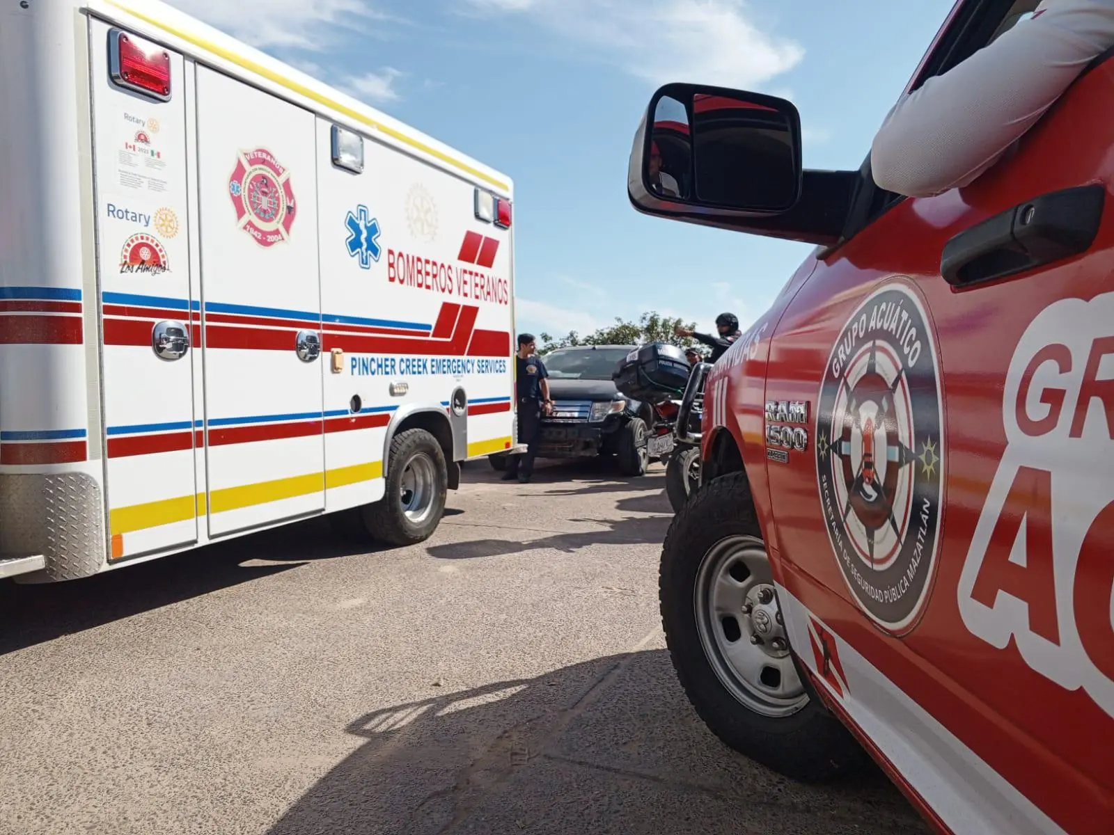 $!Por segundo día consecutivo, salvavidas atienden rescates y casos por quemadores en playas de Mazatlán